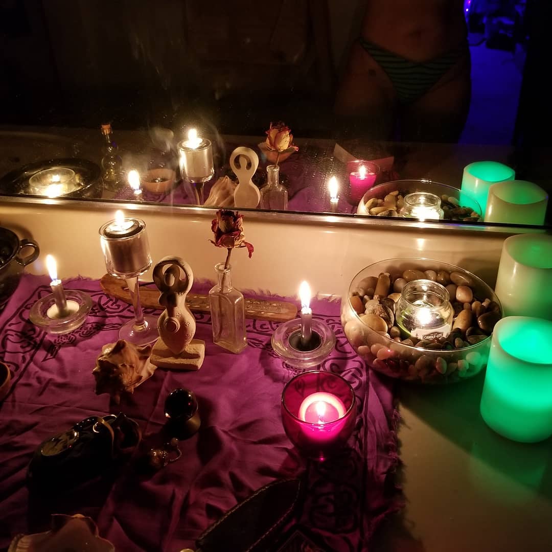Working some Full Moon magick tonight!
#witchcraft #fullmoon #witchesofinstagram #pagansofinstagram #magick #solitary #taurus #occult #sexmagick #goddess