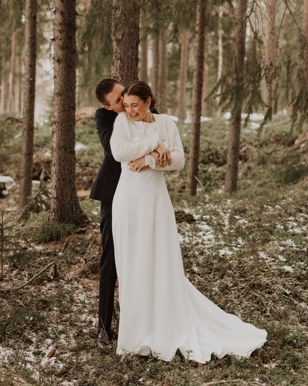 Gör er dag extra speciell genom att låta era personligheter genomsyra hela dagen och gör det som känns rätt för er. Några punkter för att göra dagen lite mer ER:
↠ Ha bröllopet på en plats som betyder något extra, som ni har en koppling till eller bara passar er helt perfekt.
↠ Spela er favoritmusik genom hela dagen (både peppiga dängare och mysiga kärlekslåtar) 🥳
↠ Ha egna löften på vigseln 🧡
↠ Bjud bara de ni verkligen vill ska dela dagen med er.
↠ Sätt stämningen redan vid inbjudan och be toastmaster/madame att hålla igång det under själva bröllopet också (som då kan peppa igång gästerna om ni vill ha lite festligare stämning eller hålla ett familjärt och mysigt lugn om ni hellre vill ha det) 😊
↠ Strunta i traditioner som ni inte känner er bekväma med och do your own thing! Om det så är en grön klänning istället för vit, pizzabuffé istället för trerätters eller tio gäster istället för hundra. Det finns inget rätt eller fel 😍
↠ Ta in personliga detaljer i t ex dekorationerna eller dukningen och gör ett litet tema av det. Gillar ni att resa, spela tv-spel tillsammans, vara ute i naturen mycket, sporta eller något annat intresse? Plocka in det i bröllopet på något sätt som en extra touch av er.
↠ Försök planera dagen så att det inte blir alltför stressigt och att ni hinner ha några små stunder där ni kan vara helt själva och tillsammans bara ta in allt det fantastiska som händer 🥰
↠ När dagen är kommen, släpp all planering och små detaljer som kanske inte är klara och bara NJUT tillsammans med alla som är där 🧡