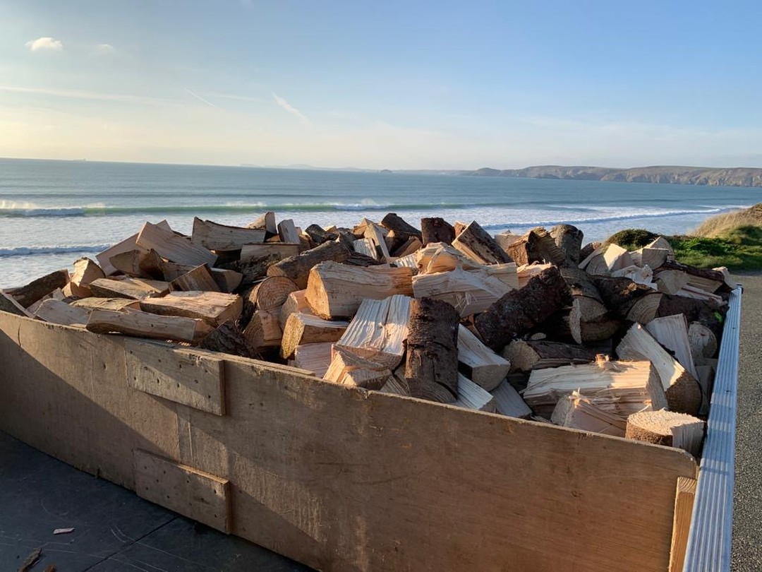 Ciara's out Dennis is in.. 🤔We're not doing to well with weather at the momment are we?
But don't fear, we're still getting the deliveries done. So you guys can carry on burning your fires and keep those fingers & toes nice and warm on these cold winter days 🔥
Get in touch for all enquiries big or small.
#storm #stormciara #stormdennis #fire
#firewood #logs #logging #newgale #tipper
#wood #axe #chainsaw #fire #burnwood
