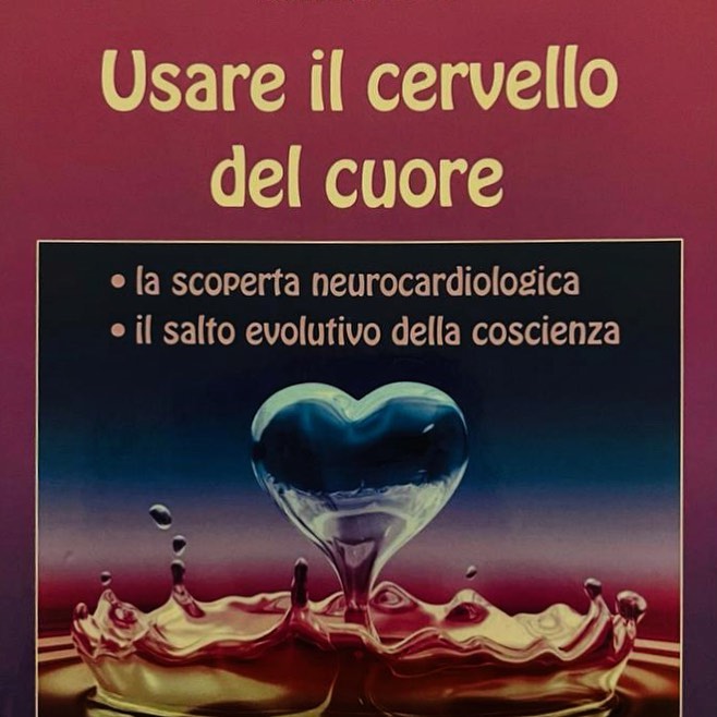 Hai mai sentito parlare di Intelligenza del Cuore?
Lo sai che, secondo le scoperte della neurocardiologia, un vero e proprio cervello ha sede nell'organo cardiaco?
Lo sai che il nostro cuore genera un campo elettromagnetico 5000 volte più forte di quello del cervello che si espande intorno al nostro corpo fino ad una distanza di 2-4 metri?
Questo significa che, superando largamente i confini del corpo fisico, i nostri campi energetici non si limitano a sfiorarsi ma si compenetrano e che, quindi, siamo tutti immersi nei campi energetici del cuore di coloro che ci circondano!
Per chi fosse interessato a saperne di più vi consiglio questo bel libro che ha fatto parte della mia formazione in Counseling Olistico Integrale.
#lillisimeoni #respiro #respirocircolare #rebirthing #breathwork #therapist #counseling #breath #holistic #italy #mindfulness #book