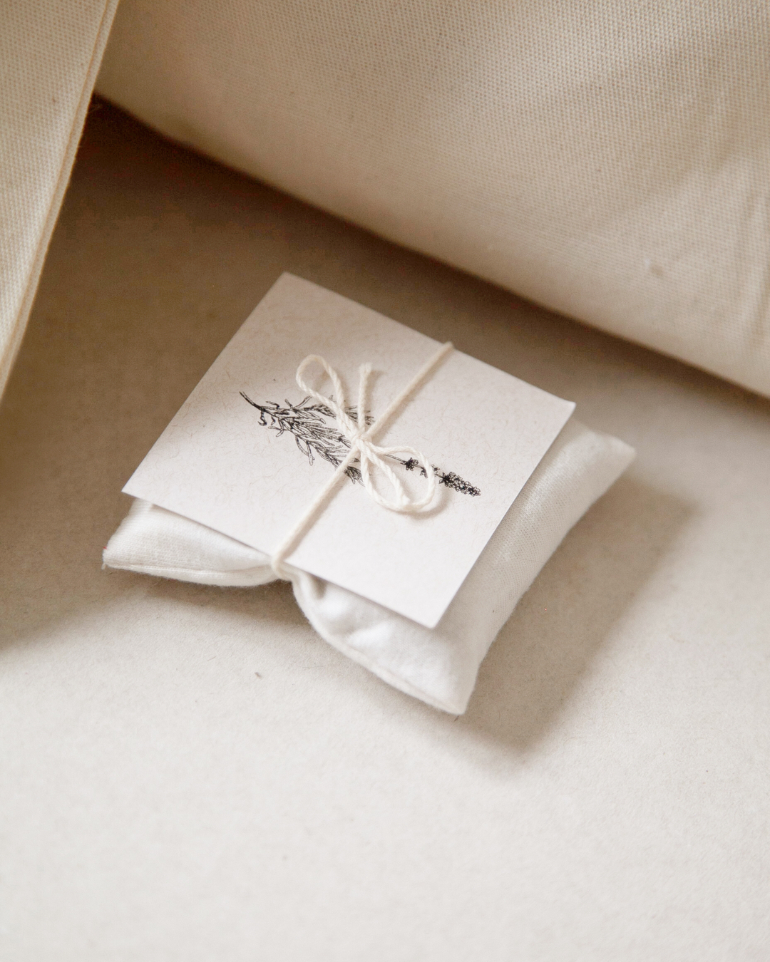 Está maravilha precisa aparecer no seu feed!
É nosso sempre elogiado sachê de lavanda brasileira. Ele é feito a mão com tecido de linho sobrante de confecção e recuado com a lavanda orgânica mais cheirosa da terra. O perfume te transporta para um momento de leveza e bem-estar.
Ele é extremamente indicado para guardar junto das roupas pois além de manté-las perfumadas o aroma repele traças e outros insetos indesejados.
Este item faz parte de nossos elementos de cuidado com as peças que vocês já conhecem, mas agora vocês podem adquirir os sachês para perfumar suas outras peças Neca ou qualquer coisa que você quiser. Já disponível na loja online.