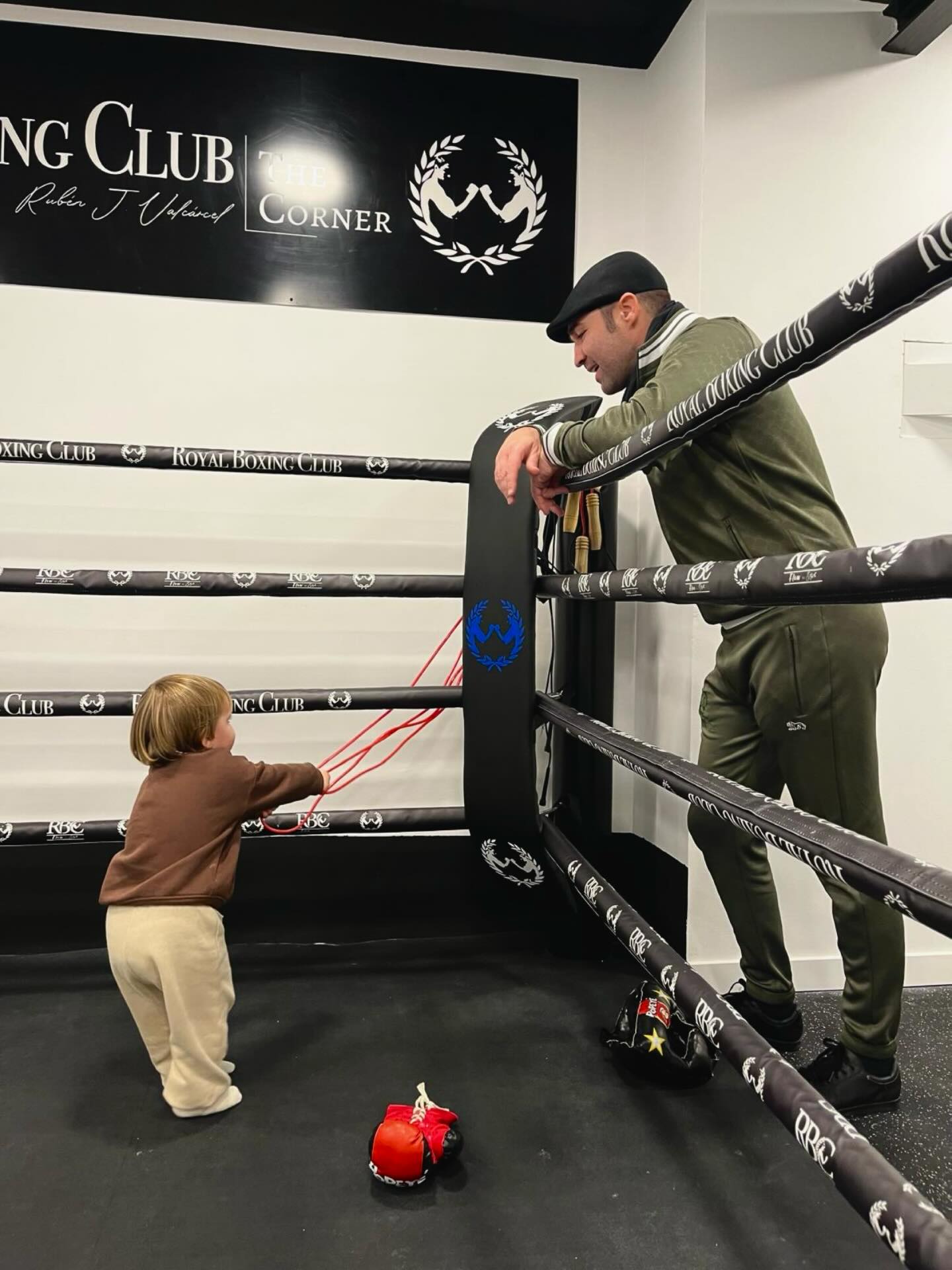 El boxeo no empieza en los puños.
Empieza en el respeto, la disciplina y la nobleza.
Formar hijos es formar carácter.
Y el ring, cuando se enseña bien,
es una escuela para la vida.
#stylerbc and #flowrbc
