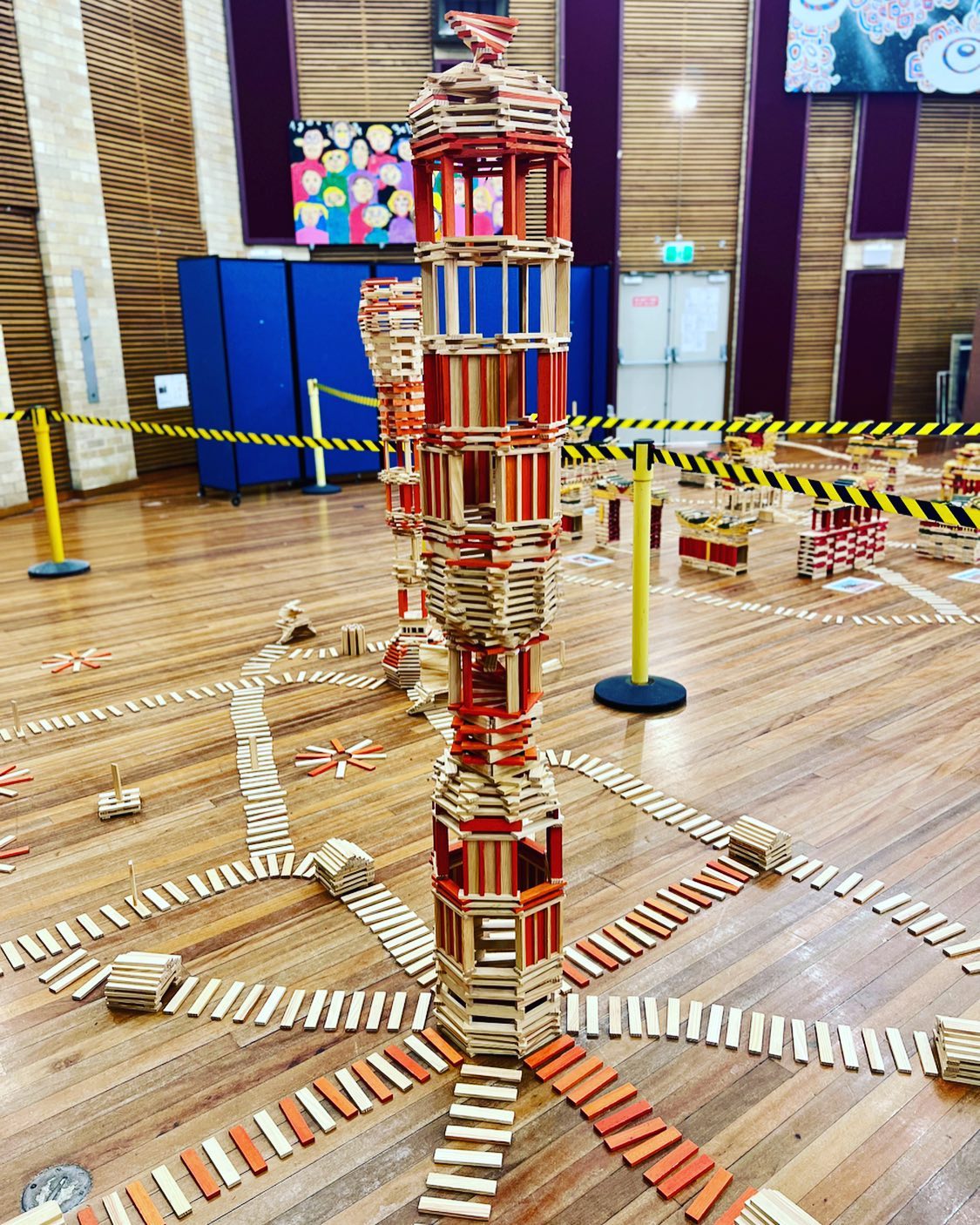 “Be the architect!” Working around geometric forms: team 1 and the cylindrical shapes 🧪🟣