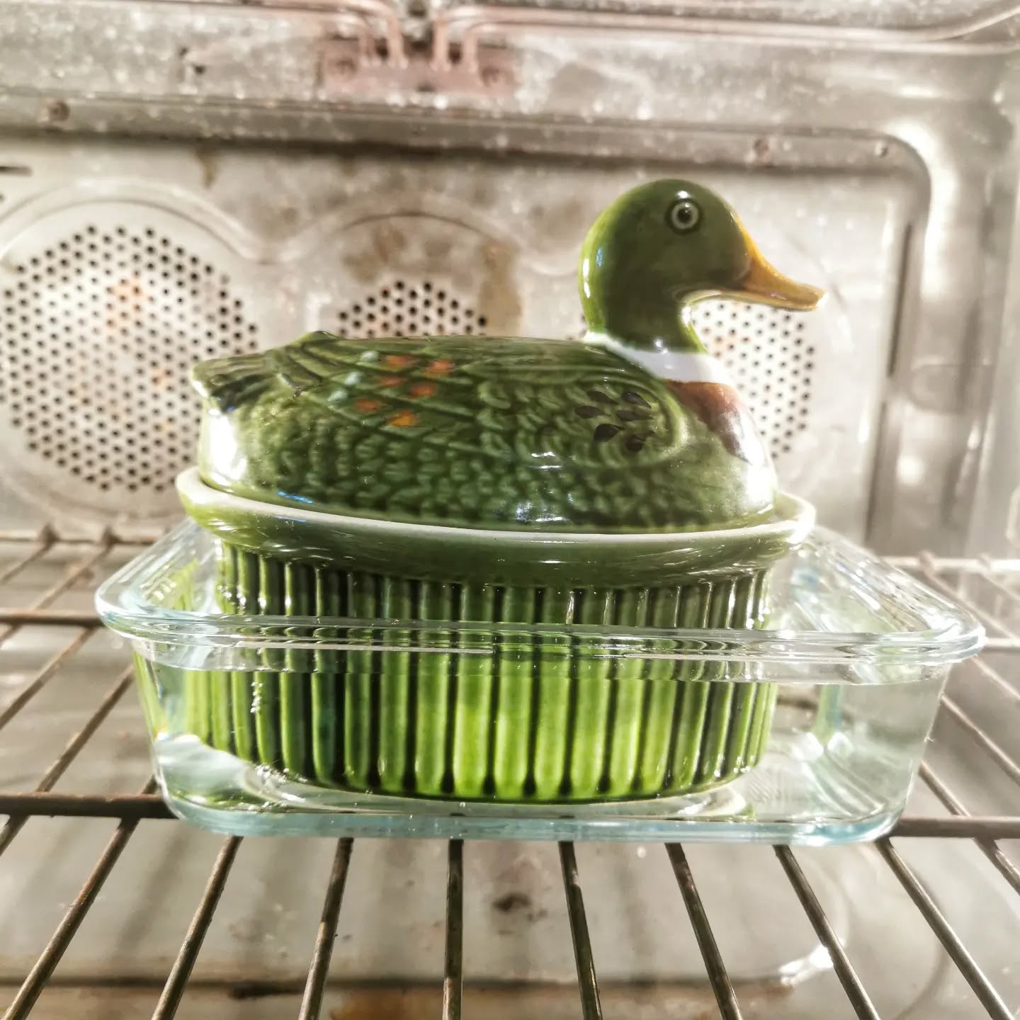 Terrine de foies de volaille. Allant vers l'autonomie, je me retrouve avec quatre très beaux poulets. Mais je me remet en compte. C'est quoi la valeur d'une poule , d'un gros coquelet?
En terrine d'emblée on en profite.
#autonomie #permaculture #livestock #tradition #goodlife #gratitude #montagneardechoise #auclairdelasource #Lanarce