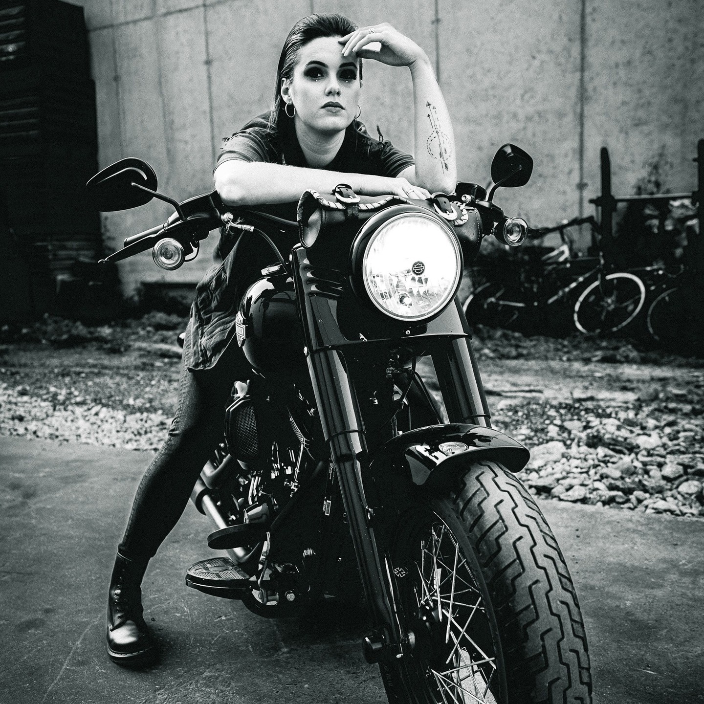 Capturant l'essence de la liberté et de l'émancipation.
#MotoChic #Shooting #HarleyLove #instamodèle #harley #harleydavidson #model
Maquillage : @lespacedelea // model : @lucyinzeskaille
@harleydavidson.switzerland
@harleydavidsonvs
@harleydavidson