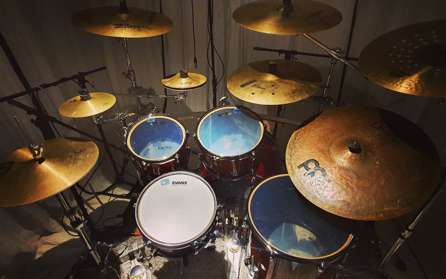 New heads all around, ready for a weekend of metal.
Tap tuning during your partner's favourite streaming series... Epic.
#drum #drumlife #drumset #drums #cymbals #instadrums #drumkit #evansdrumheads #yamahadrums #drummer #drummers #drumsetup