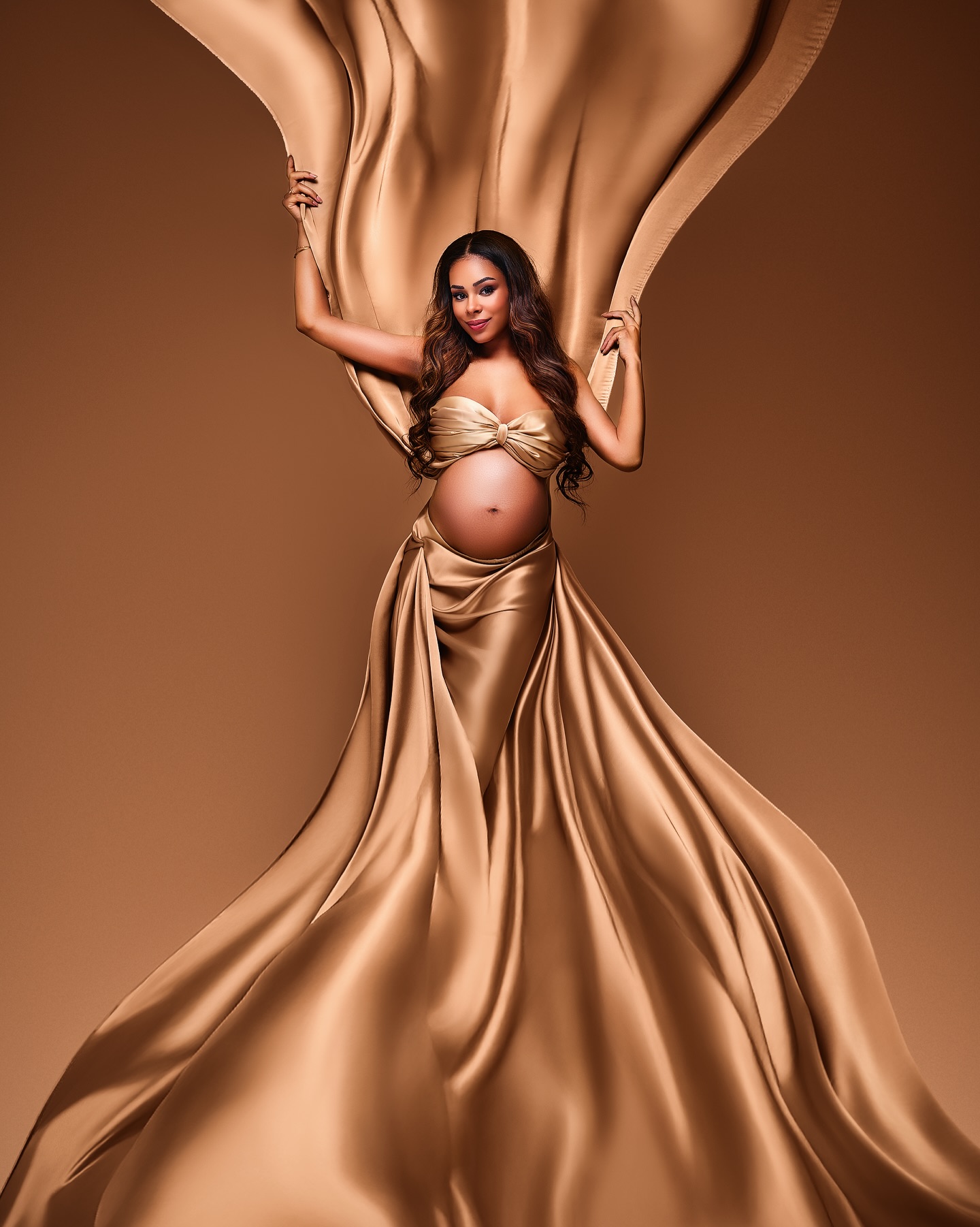 Ein Schwangerschaftsshooting bei mir ist keine Dienstleistung.
Es ist eine kuratierte Erfahrung.
Von der persönlichen Vorbereitung über professionelles Hair & Make-up bis hin zur Auswahl exklusiver Couture-Kleider jedes Detail wird mit Sorgfalt, Ruhe und Ästhetik gestaltet.
Während des Shootings begleite ich dich mit feinem Posing, sicherer Führung und einem geschulten Blick für Licht, Linien und Eleganz.
Du darfst loslassen.
Ich kümmere mich um den Rest.
✨ Für Frauen, die bewusst planen:
Bei einer Buchung mindestens sechs Wochen im Voraus sind alle Originalbilder bereits enthalten –
als mein persönliches Geschenk.
www.veronikamarques.ch
#luxurymaternity
#highendmaternity
#pregnancyeditorial
#timelessfemininity
#zurichluxury