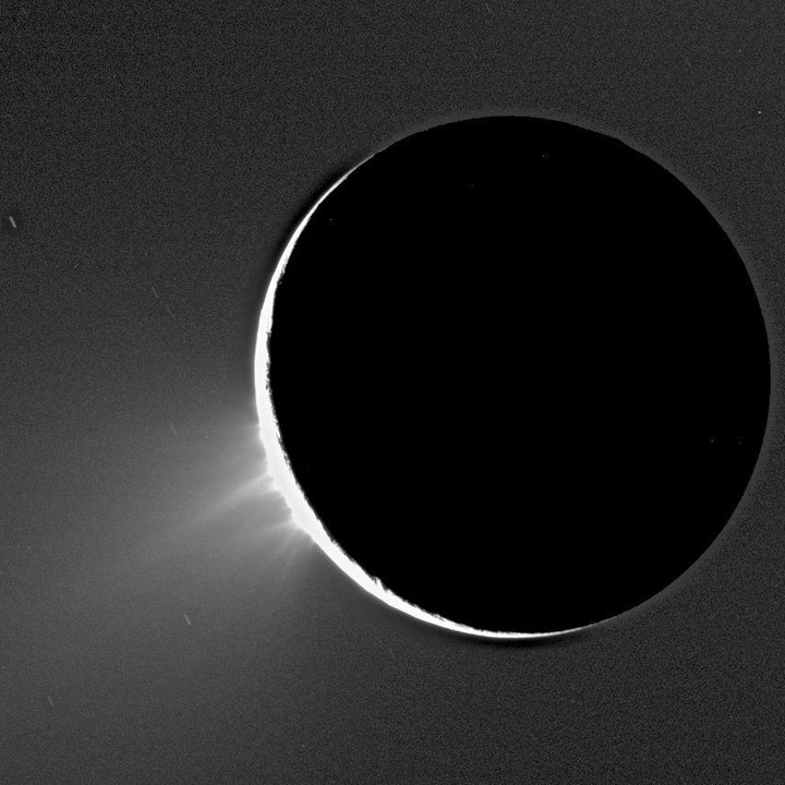 #SATURNday, il tuo Saturday dedicato a Saturno.
Concludiamo oggi le curiosità dedicate ai vulcani del nostro sistema planetario con Encelado, satellite di Saturno.
Quasi totalmente sconosciuto fino al passaggio delle sonde #Voyager negli anni 80, Encelado è tornato a far parlare di se grazie alla sonda #Cassini. La sonda ha fotografato un pennacchio ricco d'acqua che si erge nella regione polare meridionale (criovulcanismo) e che andrebbe ad alimentare di materiale l'Anello E di Saturno. Questa scoperta indica che Encelado è attualmente geologicamente attivo.
ORBITA, fai volare i tuoi sogni. 🚀
Image credits: @nasa ·
·
·
·
#enceladus #saturn #suturday #astronomy #orbita #nasa #vulcano