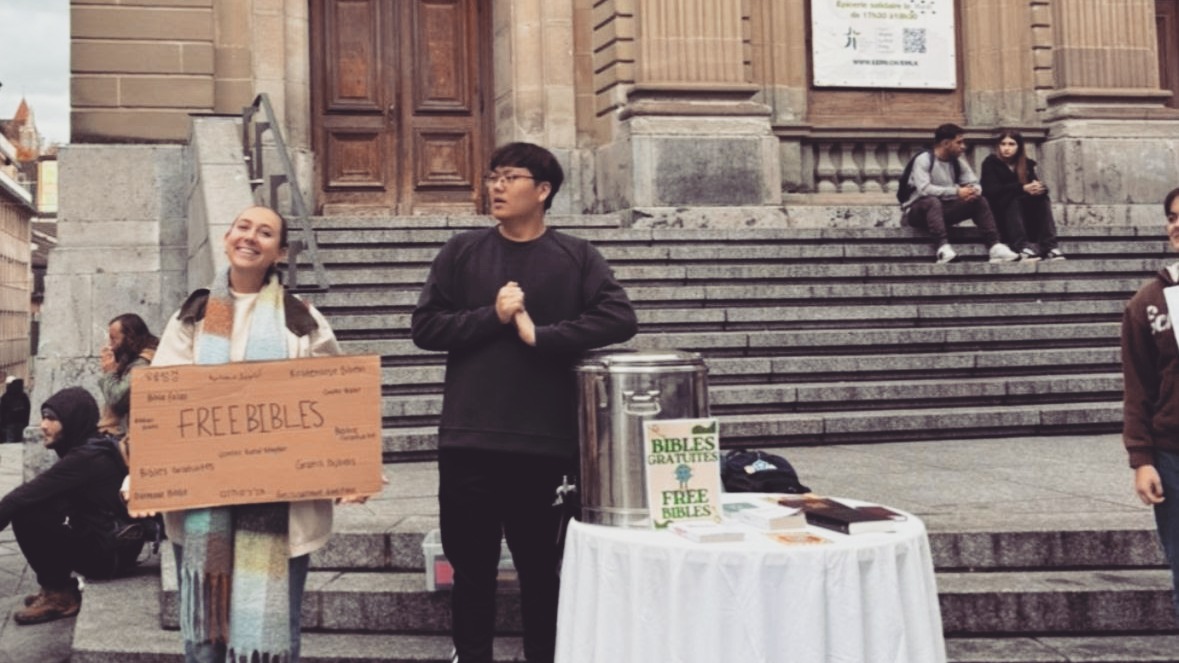 Distribution de Bibles / La quatrième parole d’héritage de JEM est « Éradiquer la pauvreté biblique maintenant ». Cette vision reçue par Loren Cunningham en 1967 s’est développée en six étapes, afin de voir la Parole de Dieu se répandre à travers le monde. Nous voulons « prier, traduire, publier, distribuer, éduquer et motiver les gens à lire la Bible ». ... À suivre sur: https://www.jeunesse-en-mission.ch/fr/post/distribution-de-bibles
Bible Distribution / The fourth legacy statement of YWAM is “Eradicate biblical poverty now.” This vision, received by Loren Cunningham in 1967, has developed into six steps to see God's Word spread throughout the world. We want to “pray, translate, publish, distribute, educate, and motivate people to read the Bible.” ... To be continued on: https://www.jeunesse-en-mission.ch/post/bible-distribution