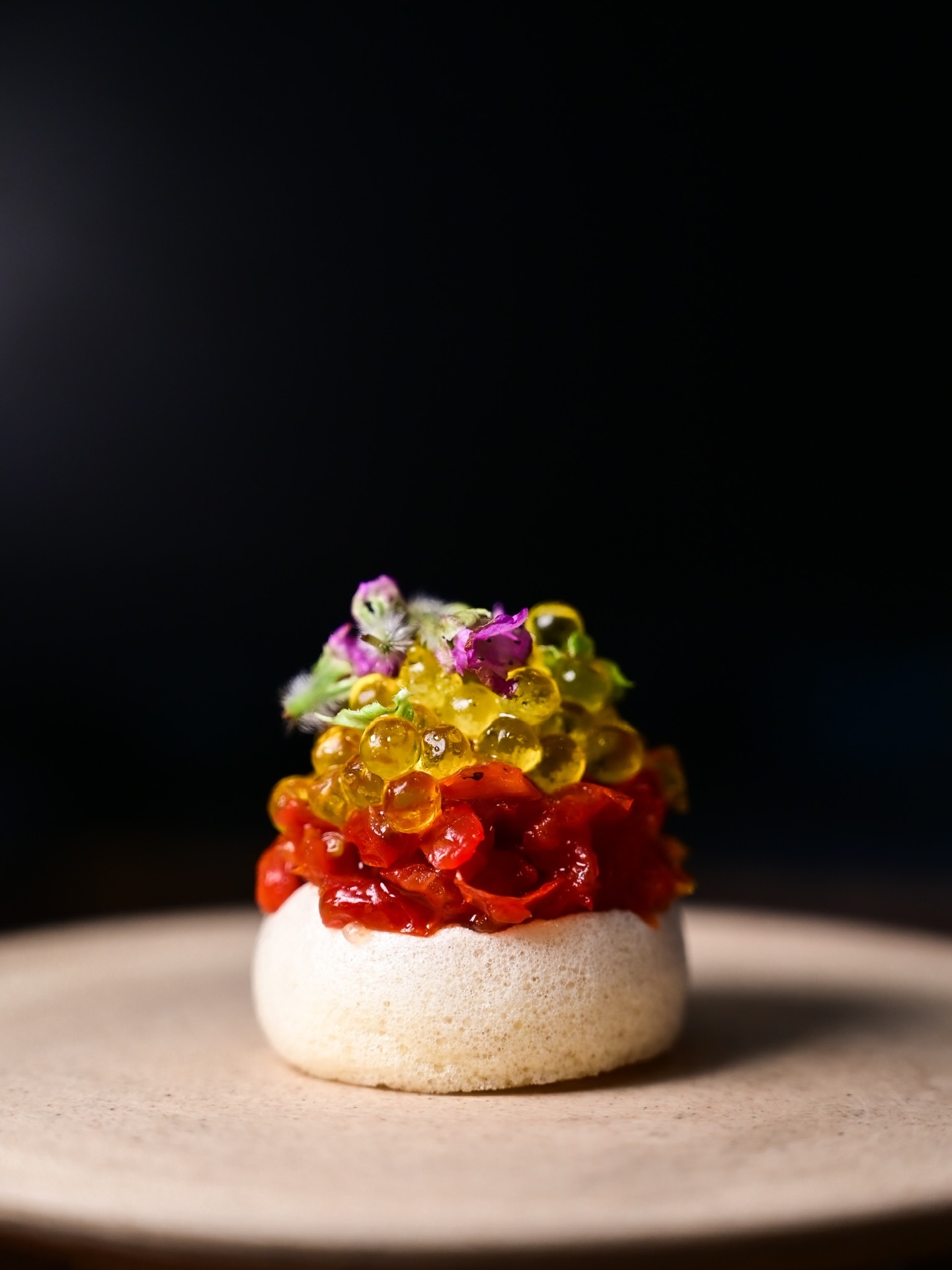 French technique, seasonal truth.
New vegetarian creation from our upcoming menu:
Tomato · Olive Oil · Shiso — where simplicity reveals depth, and terroir speaks without excess.
Soon at L’Arôme by the Sea.
#MichelinGuide #FineDiningPhuket #FrenchGastronomy #VegetarianFineDining #LaromeByTheSea