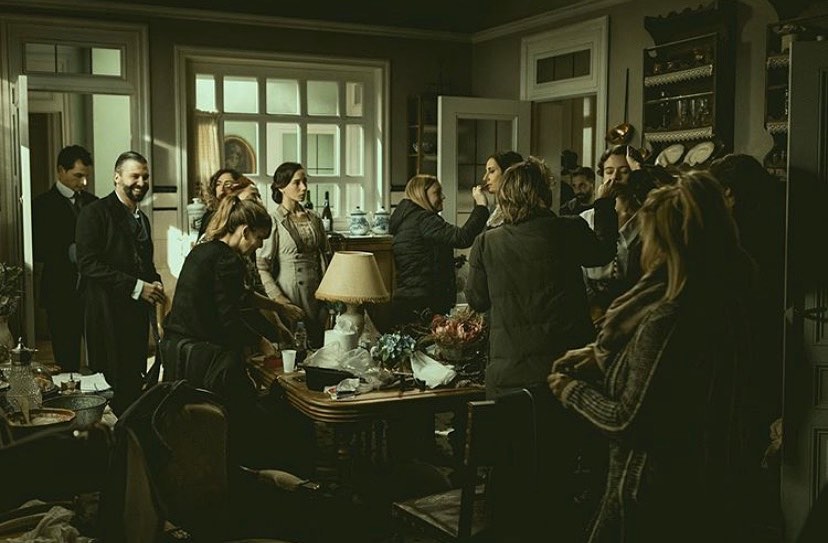 ¡Hoy #acacias38 cumple 5 años! Y me siento super feliz de formar parte de este equipo, de esta locura preciosa de trabajo, del ambiente, de las personas...!!! Ojalá volver pronto 🥰🥰🥰💪🏻💪🏻💪🏻 Aquí en un momento de retoque antes de grabar. La super fotaza es de @pedrovaldezate .
.
.
.
.
.
.
.
#acacias #boomerang #5años #television #series #tve #maquillaje #peluqueria #acacias38🌺