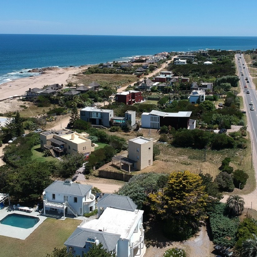 Intendencia de Maldonado implementa certificado para prevenir fraudes en la compra de terrenos
Se puso en funcionamiento un nuevo mecanismo que permitirá a escribanos y profesionales informarse y cumplir con los trámites vinculados a la compra de terrenos, con el objetivo de prevenir maniobras fraudulentas y proteger a los ciudadanos que adquieren inmuebles.
A partir de ahora, los escribanos que intervengan en operaciones de enajenación, promesas de compraventa -inscriptas o no-, cesiones y en todo acto o contrato que involucre cuotas indivisas de bienes inmuebles ubicados en zonas urbanas no consolidadas, suburbanas o rurales con destino a la formación de centros poblados o núcleos de viviendas, deberán solicitar el correspondiente certificado.
Este requisito permitirá determinar si la operación se encuentra amparada o no en el cumplimiento del Artículo 358 de la Ley Nº 17.930, normativa que regula la venta de partes indivisas de inmuebles. La ley establece la nulidad de estos actos y la aplicación de multas a quienes promuevan o faciliten negocios que simulen la formación de centros poblados o núcleos de viviendas mediante la venta de cuotas sobre un mismo inmueble.
La finalidad de esta disposición es evitar maniobras especulativas, proteger al adquirente y permitir a la Intendencia aplicar sanciones administrativas, además de dar intervención a la Justicia Penal cuando corresponda.
El trámite podrá realizarse directamente a través de la página web de la Intendencia de Maldonado, por lo que se recomienda no iniciar nuevos expedientes por este tipo de consultas. Las personas interesadas podrán acceder al certificado ingresando en las secciones Servicios / Guía de trámites / Ley 17.930 Art. 358 – Maldonado. Intendencia de Maldonado implementa certificado para prevenir fraudes en la compra de terrenos
Se puso en funcionamiento un nuevo mecanismo que permitirá a escribanos y profesionales informarse y cumplir con los trámites vinculados a la compra de terrenos, con el objetivo de prevenir maniobras fraudulentas y proteger a los ciudadanos que adquieren inmuebles.
A partir de ahora, los escribanos que intervengan en operaciones de enajenación, promesas de compraventa -inscriptas o no-, cesiones y en todo acto o contrato que involucre cuotas indivisas de bienes inmuebles ubicados en zonas urbanas no consolidadas, suburbanas o rurales con destino a la formación de centros poblados o núcleos de viviendas, deberán solicitar el correspondiente certificado.
Este requisito permitirá determinar si la operación se encuentra amparada o no en el cumplimiento del Artículo 358 de la Ley Nº 17.930, normativa que regula la venta de partes indivisas de inmuebles. La ley establece la nulidad de estos actos y la aplicación de multas a quienes promuevan o faciliten negocios que simulen la formación de centros poblados o núcleos de viviendas mediante la venta de cuotas sobre un mismo inmueble.
La finalidad de esta disposición es evitar maniobras especulativas, proteger al adquirente y permitir a la Intendencia aplicar sanciones administrativas, además de dar intervención a la Justicia Penal cuando corresponda.
El trámite podrá realizarse directamente a través de la página web de la Intendencia de Maldonado, por lo que se recomienda no iniciar nuevos expedientes por este tipo de consultas. Las personas interesadas podrán acceder al certificado ingresando en las secciones Servicios / Guía de trámites / Ley 17.930 Art. 358 – Maldonado.