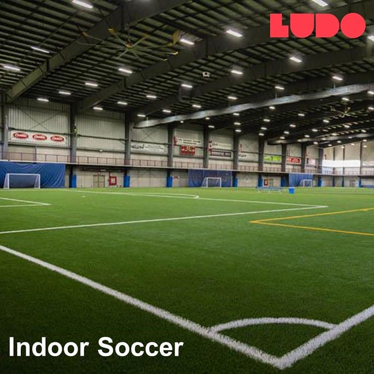 Você conhece o futebol indoor? Praticado principalmente na América do Norte (por exemplo, no Canadá - um dos destinos da Ludo) e em épocas quando o frio predomina, a modalidade possui algumas diferenças para o futebol tradicional. Parecido com nosso "showbol", o jogo não possui lateral e há um número menor de atletas em cada time, o que torna a prática muito dinâmica.
Curtiu e quer ter a experiência de viajar e jogar o futebol indoor ou outra modalidade de sua preferência?
Acesse o site e conheça mais os nossos roteiros.
#ludotrip #intercâmbio #canada #indoorsoccer
