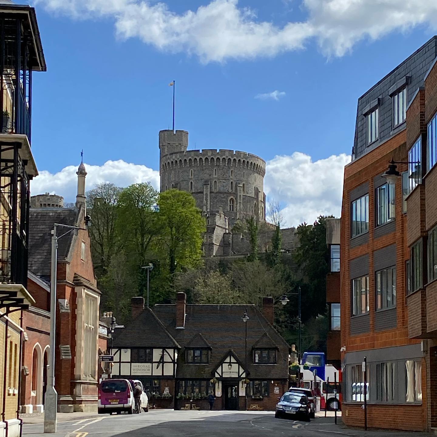 The Drum Tower of Windsor Castle was looking mighty fine in the Sunshine. Freezing cold up on the hill but the consensus was that “it was really cool” there today.
•
•
Hi I’m William Harry Mitchell, a Blue Badge Tourist Guide and Historical Interpreter. I lead tours around London and all over England. Want a tour? Have a look at my website (link in bio) for some ideas and get in touch through the contact form. @whmtours
#windsorcastle #castle #castlekeep #keep #tower #castletowers #windsor #windsortown #guide #tourguide #touristguide #bluebadgetouristguide #history #royalty #royal #thequeenishome