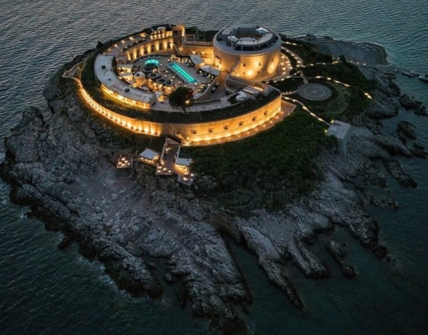 โจ A recap from one of the Adriaticโs most iconic locations.
Once built as a 19th-century military fortress, Mamula Island is now home to one of the most singular hotel gyms in the Adriatic.
A sanctuary surrounded by the sea in Montenegro, where history, luxury and functionality come together in perfect balance.
A space designed to move, restore and elevate the guest experience in harmony with its extraordinary setting.
Proud to be part of this unique destination, part of @mamulaisland by Banyan Group.
& Special thanks to our partner @starfitness.hr for trusting PaviFLEX and counting on us for this exceptional project.
#paviflex #hotelGym #GymFlooring #Croatia #mamulaisland