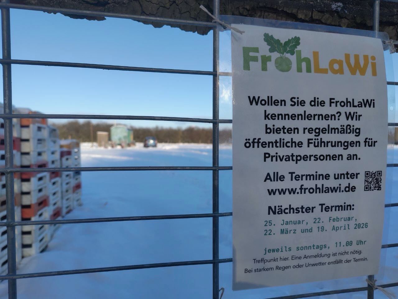 Am kommenden Sonntag (25.01.) findet wieder unsere öffentliche Führung über das Feld statt. Wollt ihr die FrohLaWi einfach mal kennenlernen bzw. habt ihr Interesse an unserer Gemüsekiste? Treffpunkt ist um 11.00 Uhr am Eingang in der Nähe der Invalidensiedlung. Auch die kommenden Termine stehen schon fest: 22. Februar, 22. März und 19. April #kommtzuhauf #wernichtfragt