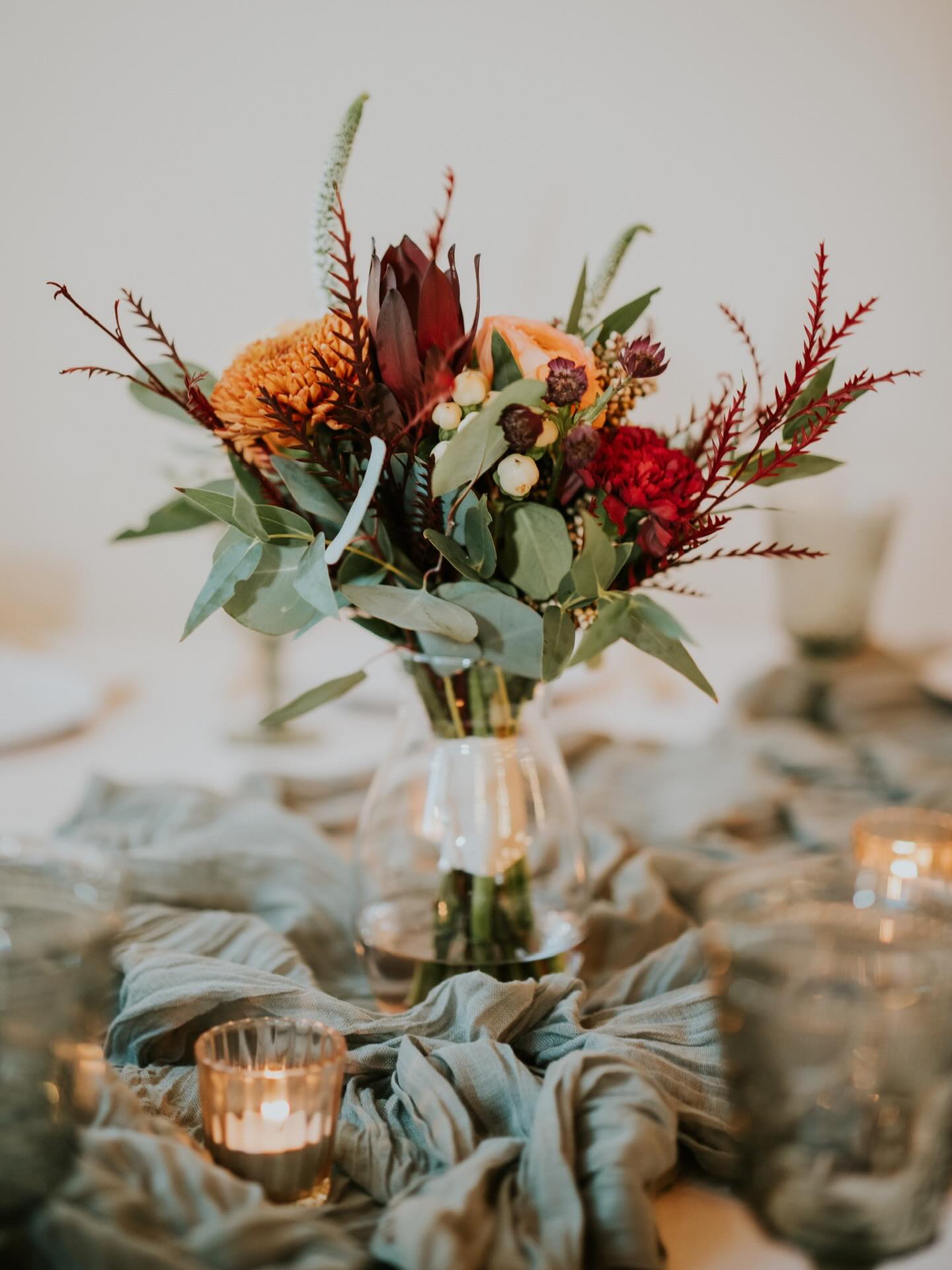 Weather doesn’t always cooperate, but great planning adapts. This week we’ve been managing weather-related changes across events—vendors, guests, and logistics included. When the unexpected hits, you want someone in your corner taking care of it all. That’s our job!
Florals @bloominggaylesnwa
Photography @hazielphotoandfilms
Venue @mountsequoyah
Linens @partyprorents