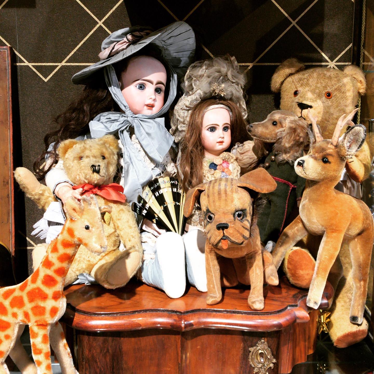 Anticoponteantiquariato. Bambole francesi Jumeau con orsetti e animali Steiff. Visita il mio sito anticoponteantiquariato.com.Link in bio #antique#jumeau#olddolls#steiff#peluche#steiffbears#altepuppen#altesteifftiere#venice#rialtobridge#