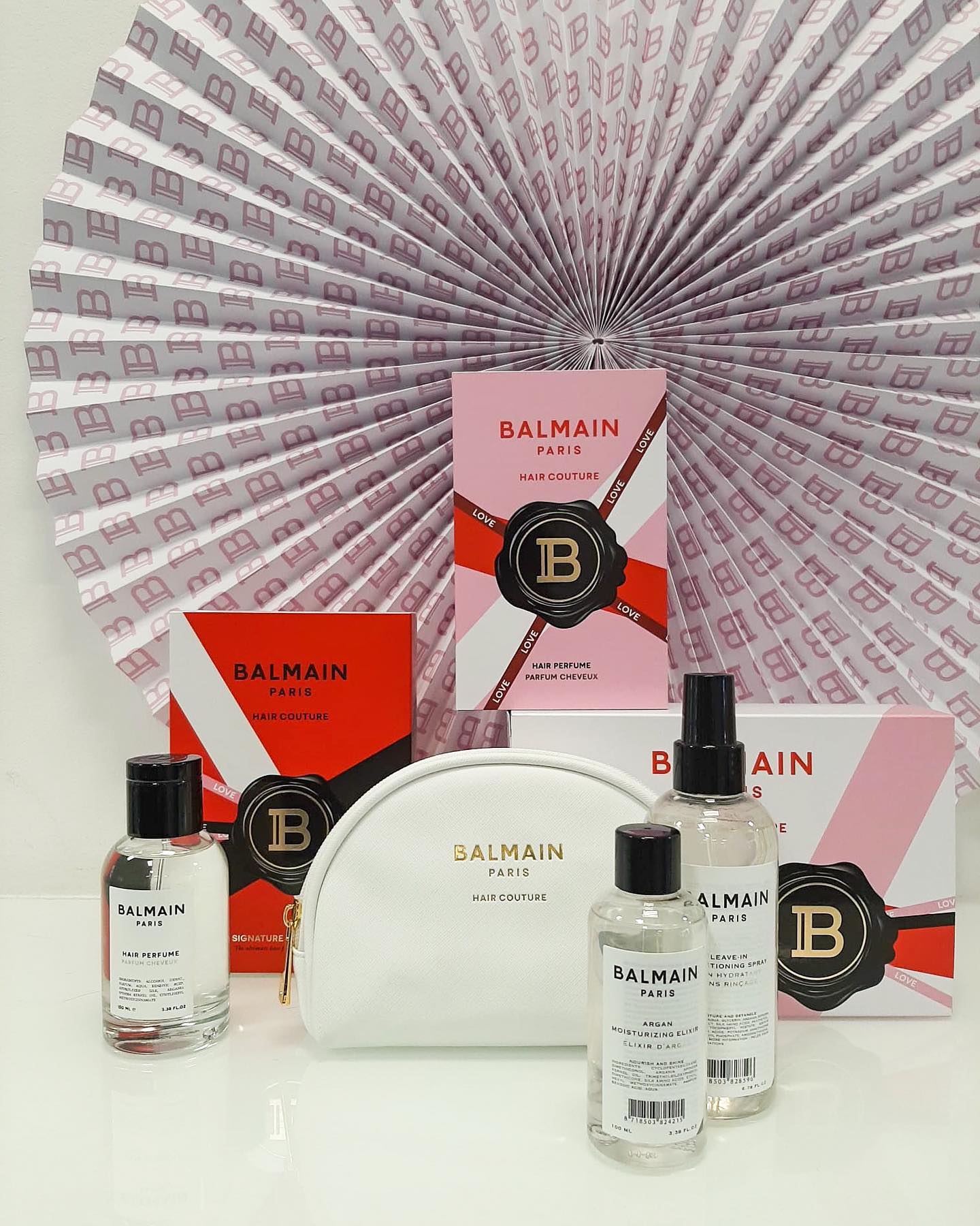 💕 Love is in the air! 🤔 Of is het de geur van Balmain’s Hair Perfume?
.
Ook deze Valentijn hebben we weer mooie giftsets en Balmain accessoires om jouw wederhelft te verwennen. Onze stylisten helpen je graag bij het selecteren of samenstellen van het perfecte Valentijn cadeau 🎁.
.
Kom langs in onze salon, bel onze stylisten of vraag om hulp via onderstaande WhatsApp link. We’d love to help you 😘.
.
www.climaxhair.nl
☎️: 043 450 1973
WhatsApp: wa.me/31434501973