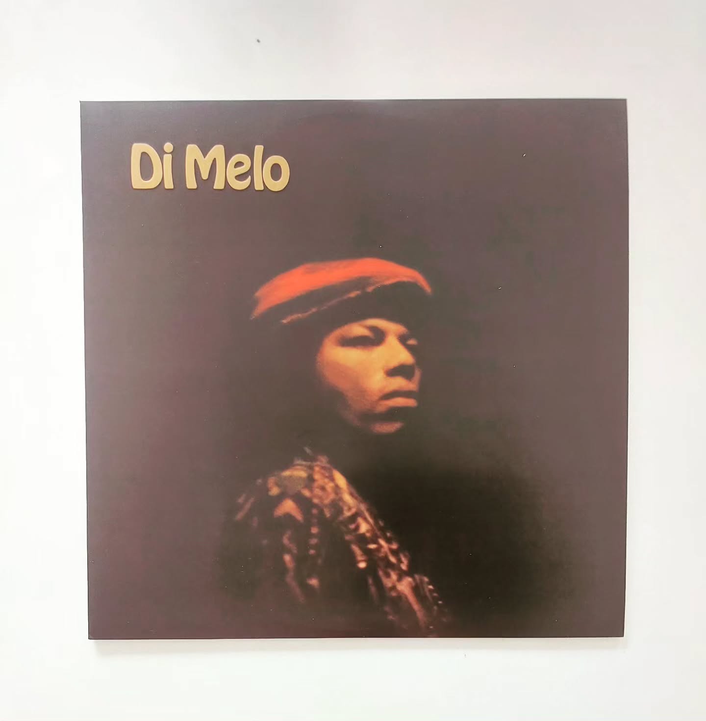 Você está olhando para um mito. E ele não aceita desculpas.
Em 1975, Di Melo gravou este disco e depois "desapareceu" por décadas. O mundo achou que ele tinha partido, mas a música dele era pesada demais pra ser esquecida. Isso aqui é o suprassumo do Soul, Funk e Samba-Rock brasileiro. É o disco que todo DJ e colecionador almeja.
Arrasta pro lado pra ver a alma desse disco saindo da lata.
A MÚSICA GANHOU COR. OU MELHOR, GANHOU FUMAÇA.
Olha o visual desse vinil esfumaçado (smoke edition) . Parece que a psicodelia do Di Melo foi impressa direto na cera.
Colocar "Kilariô" ou "A Vida em Seus Métodos Diz Calma" pra girar nessa edição não é só ouvir música, é uma experiência visual completa. É uma prova de que a prensagem moderna, quando feita com respeito, entrega o que o colecionador exige.
O GROOVE QUE O TEMPO NÃO APAGA.
Do Lado A ao Lado B, não tem música de preenchimento. É uma sequência de pancadas que influenciou rappers a bandas de rock.
"Sementes" , "Pernalonga" , "Se o Mundo Acabasse em Mel" ... Se você ainda não tem esse "imorrível" na sua prateleira, sua coleção de música brasileira está incompleta. Ponto final.
PAPO RETO E FINAL:
Edição limitada, visual absurdo e o que define uma era.
💥 Garanta agora o seu Di Melo no link da Bio em @AvozDoVinil . Temos poucas cópias.
💬 Qual faixa desse mestre não pode faltar no seu set? "Kilariô" ou "A Vida em Seus Métodos..."? Comenta aí!
#DiMelo #SoulBrasileiro #AvozDoVinil #ColecionadoresDeVinil #MusicaBrasileira