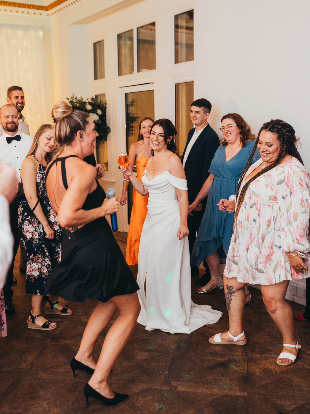 Get yourself a singer who joins in 🥂 and a venue that let's them! Great memories from Olly and Megs big day.
Photo by @hayleybishopphotography_