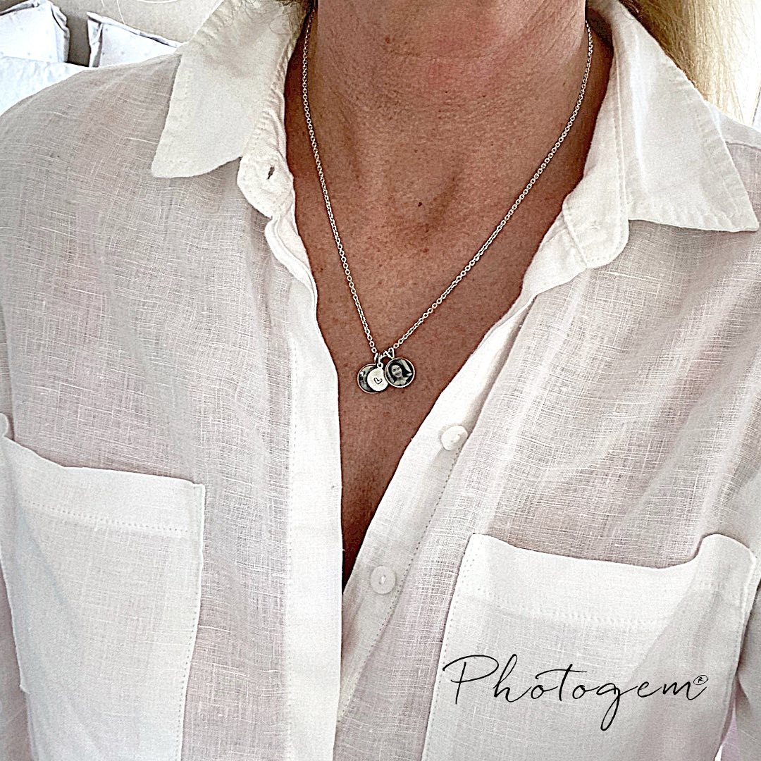 Keeping life simple. This is my go to everyday piece of Jewelry. It’s not a fashion statement it’s a piece bespoke to me. It holds tiny photographs of my daughters who are growing up way too quickly. It’s a secret and unless you look closely you can’t see exactly what they are. It’s meaningful to me and only me. It gives me a sense of calm and closeness to my girls. It reminds me I’m a mother and it looks great with an open shirt!☺️
.
.
.
#simplepleasures #simplejewelry #photogem #personalisedgift #greatgiftidea #giftforher #giftformum #giftforme #simplelife #simplicity #whiteshirt #linenblouse #personalstyle