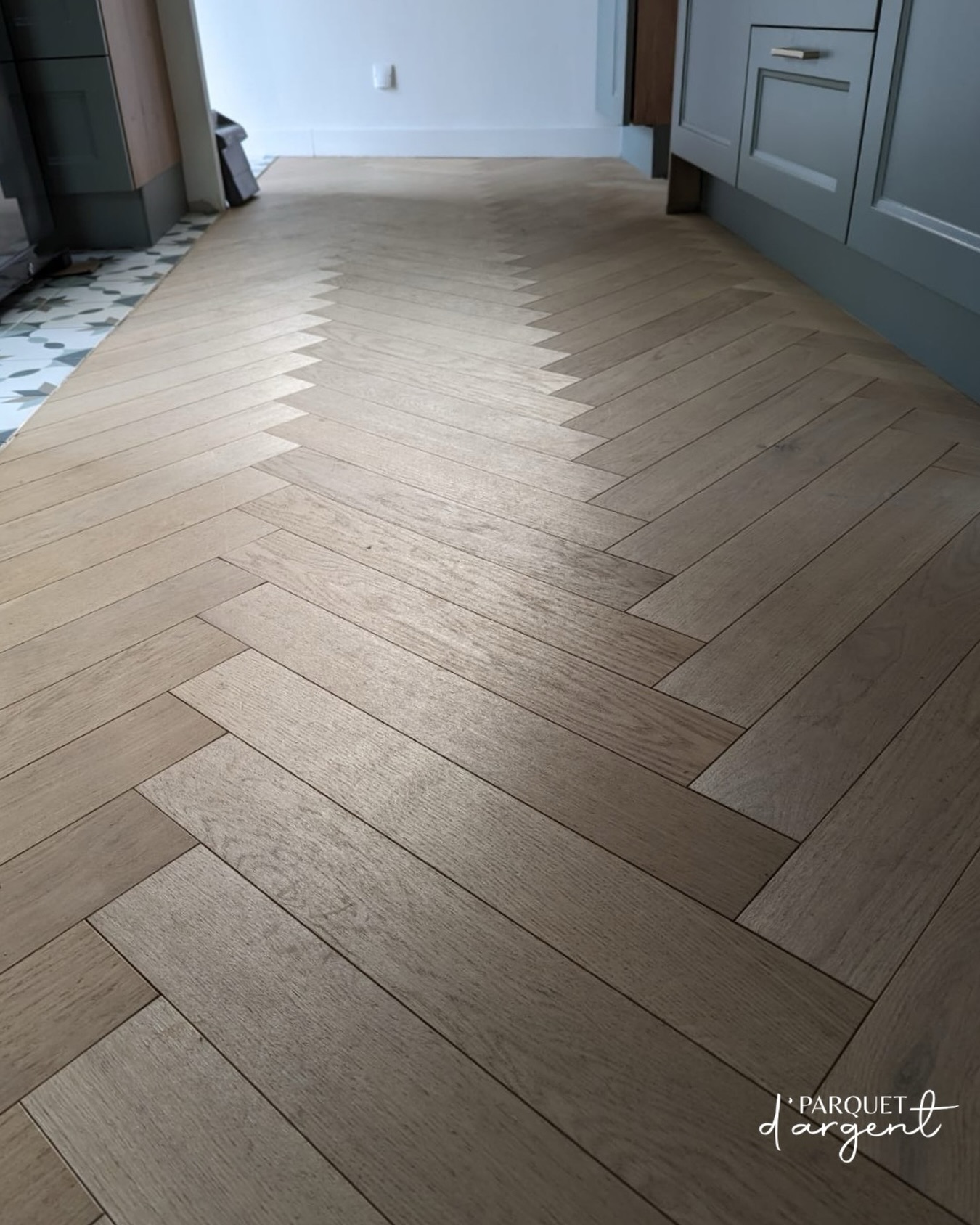 Zoom sur un détail de pose en bâton rompu 🪵
Chaque lame est ajustée avec précision pour créer ce motif géométrique régulier et élégant.
Un travail minutieux qui met en valeur le savoir-faire artisanal et la beauté du bois naturel.
📍Pose réalisée par Parquet D’argent en Gironde, spécialiste de la pose et rénovation de parquet massif.
#batonrompu #posedeparquet #artisan #bois #renovationinterieur #bordeaux #gironde #travauxmaison