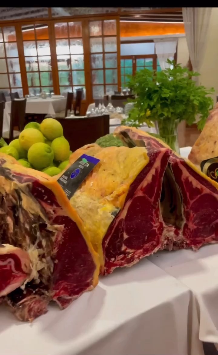 🥩 Conoce nuestra selección de carnes. Origen, maduración y fuego.
En El Soto de Vulcano cuidamos cada detalle desde el primer momento.
Hemos renovado nuestra selección de carnes premium, escogidas por su calidad, procedencia y carácter, y tratadas con el respeto que merecen antes de llegar a la brasa.
Nuestro chef @michel_vulcano_brun_e nos habla del producto, del proceso y de lo que hace única cada pieza.
🔸 Chuletón de buey de Millo
🔸 Chuletón de vaca rubia gallega
🔸 Chuletón de Black Angus
Elige el punto. Del resto nos encargamos nosotros.
¡Ven y comparte buenos momentos con nosotros en El Soto de Vulcano!
El Soto de Vulcano 🔥
📍 Carril del Soto, 14. (Junto al paseo del Malecón)
📞 667 384 568
restaurantevulcano.com
⠀
#ElSotoDeVulcano #CarnesPremium #CocinaDeFuego #MurciaGastronómica #Chuletón #BlackAngus #VacaRubia #Buey #Brasa #ReservaYa
