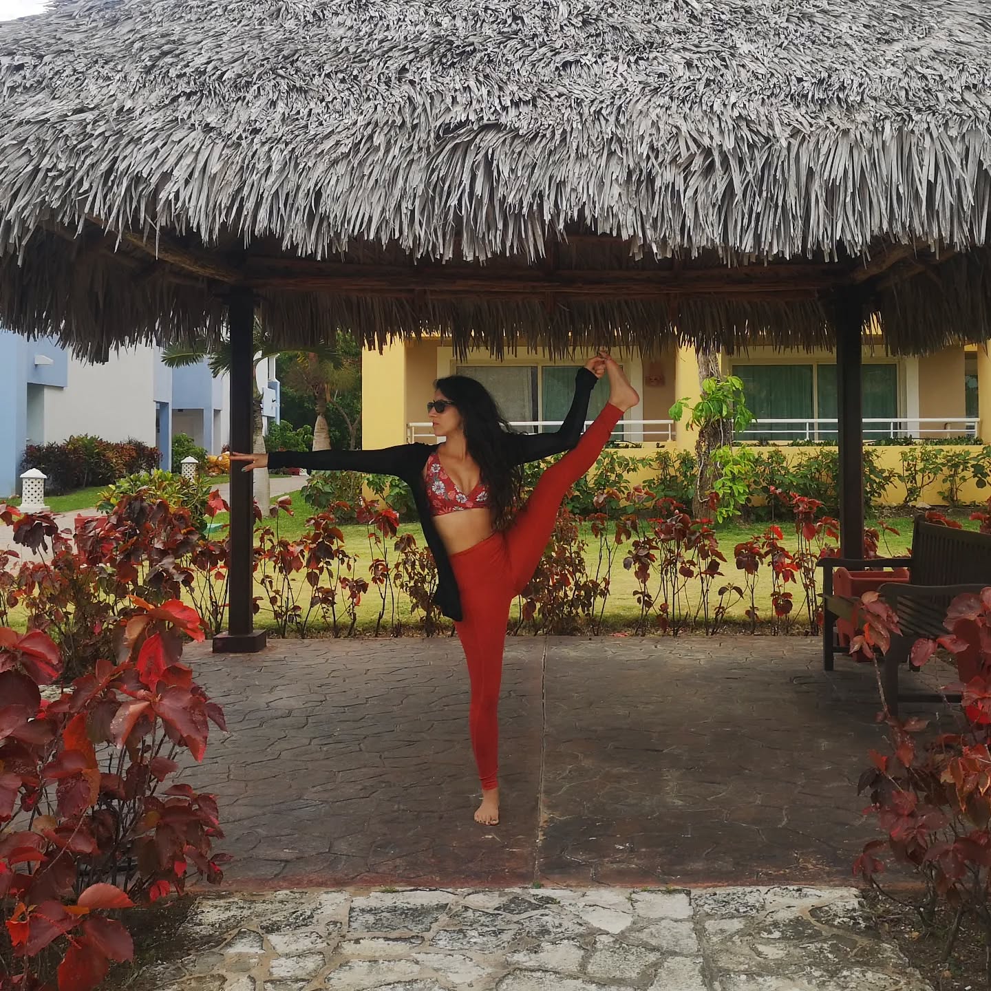 Spot the microbend in the knee 🕵️♀️
How often do you pay attention to your extension (or possible over extension) whilst doing your yoga practice?
For those who have hypermobility, it is more obvious when a person is over extending. But others who tend to lock their legs or arms whilst in a pose, may not realise the stress they are putting onto their joints until it is too late.
Remember to always look after your body 💙