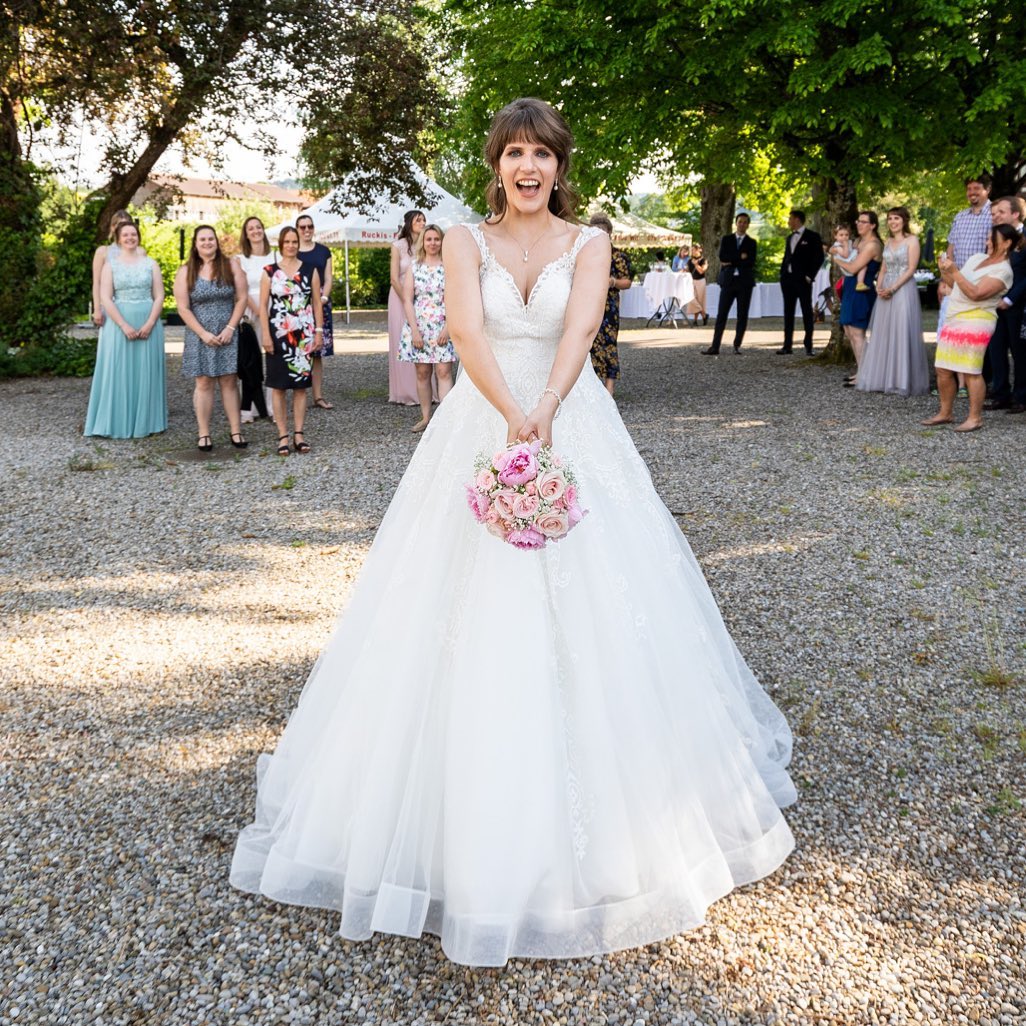 …das traditionelle Brautstrausswerfen durfte an dieser Märchenhochzeit natürlich nicht fehlen! Alle ledige Damen - AUFGEPASST! 🙋🏼♀️
#braut #brautstrauß #brautstrausswerfen #märchenhochzeit #sonnenschein #apero #kirche #trauung #soberührend #dankedasswirdabeiseindurften