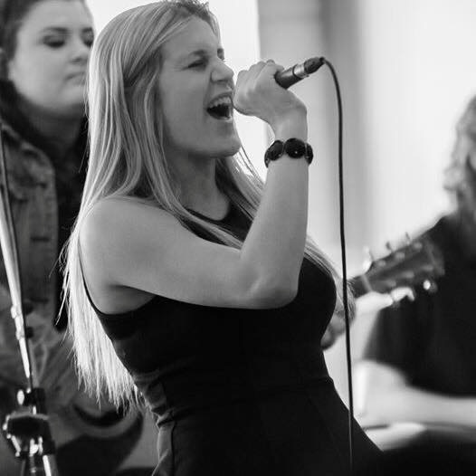 2016
Fresh out of high school, learning how to adult, and for the first time choosing music as more than just a dream.
That year I played more shows, got out of my comfort zone, did my first musical in university, met Justin Bieber (still wild), and started lessons with Chantal, whoâs now one of my best friends and someone I get to work beside every day.
I had no idea that 10 years later, music and teaching singing would be such a big part of my career.
Proof that following your passion has a way of leading you exactly where youâre meant to be.
Hereâs to growth, full-circle moments, and an open-hearted 2026 đ€
.
.
.
Je venais tout juste de sortir du secondaire.
Cette annĂ©e-lĂ , jâai fait plus de spectacles, je suis sortie de ma zone de confort, jâai participĂ© Ă ma premiĂšre comĂ©die musicale Ă lâuniversitĂ©, jâai rencontrĂ© Justin Bieber (encore fou Ă croire), et jâai commencĂ© des cours avec Chantal, qui est aujourdâhui lâune de mes meilleures amies et quelquâun avec qui jâai la chance de travailler au quotidien.
Je nâaurais jamais imaginĂ© que, dix ans plus tard, la musique et lâenseignement du chant prendraient une place aussi importante dans ma carriĂšre.
La preuve que suivre sa passion finit toujours par nous mener exactement lĂ oĂč lâon est censĂ© ĂȘtre.
Ă la croissance et Ă une annĂ©e 2026 remplie dâouverture đ€