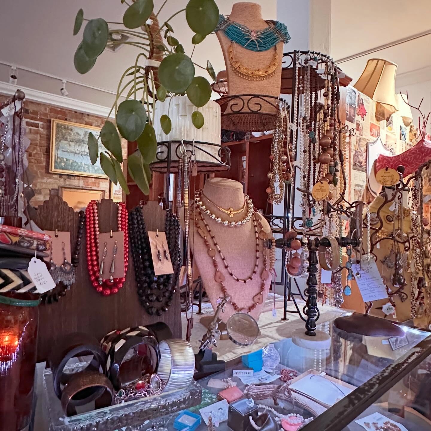 New jewellery display alert! I just gave our counter a total makeover and I'm obsessed! 🤩
Necklaces are now front and centre, display cases are more visible, and our brooches are perfectly showcased. 🪞
Little tweaks that make a big impact and put a huge smile on my face.😁