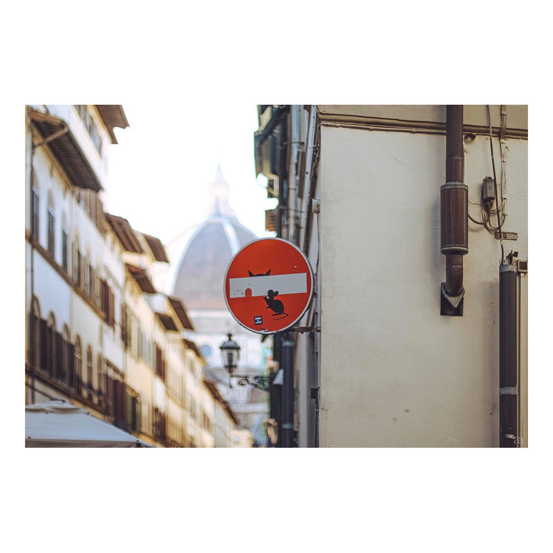 #florence #florencecathedral #duomodefirenze #cattedraledisantamariadelfiore #grafitti #noentry #italy #senseofplace #placephotography
