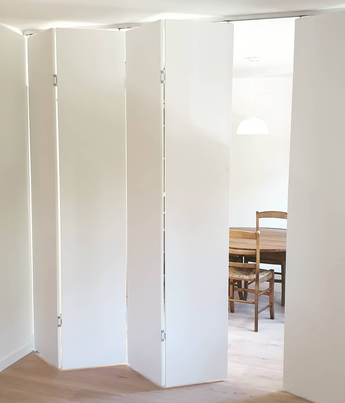 Fabrication sur mesure de portes accordéons permettant la division du salon afin de créer une chambre d'ami 👌
Une bonne idée de @arnaudbiehler_studios 💡
#agencement #artisan #architectedinterieur
#travaux #ebeniste #menuisier #deco #decorationinterieur #portes #coulissant
#porteaccordeon #agenceur #bois
#travaildubois #contreplaqué #chambre