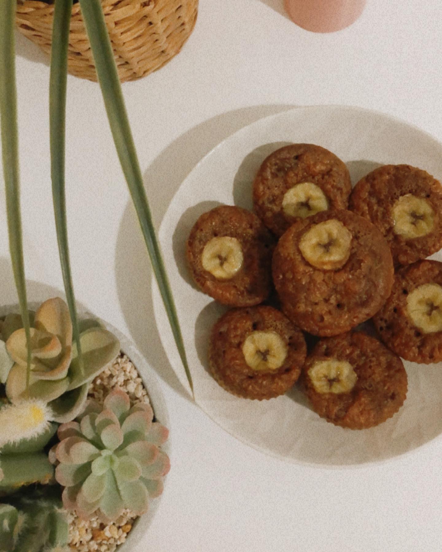 Muffins de cacau saudáveis🍫
Quando apetece um docinho nada melhor do que estes muffins de cacau saudáveis
Ingredientes (para 8 muffins)
🔸2 ovos
🔸120gr de farinha de espelta
🔸200gr de leite magro
🔸10gr de cacau
🔸1 colher de chá de agave
🔸1/2 banana
🔸1 colher de chá de fermento em pó
Preparação
1. Mistura numa tigela todos os ingredientes e coloca em formas de silicone.
2. Adiciona rodelas finas de banana
3. Leva ao forno pre aquecido a 180 graus durante 20minutos.
Vai já experimentar😜
#muffinssaudaveis #lanchesaudavel #sobremesasaudavel #cacaulovers #nutricionista #alimentacaosaudavel #boasescolhas #fafe