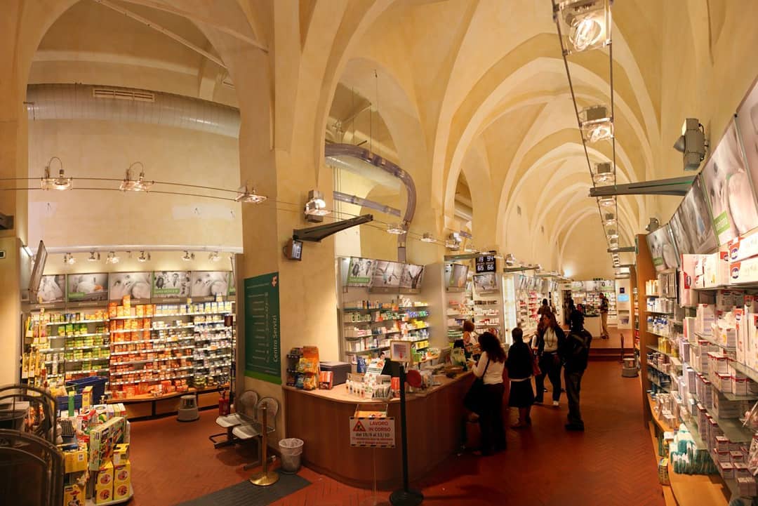 Intervento dei professionisti di ASP.ILT, in particolare l'Ing. Luigi Tundo, presso la Farmacia Comunale di Bologna, nel portico di Palazzo d'Accursio.
L'opera ha riguardato il restauro, con il consolidamento delle superfici e l'inserimento dei nuovi oggetti d'arredo e impianto luci innovativo. Anno 1998.
.
.
Foto di ASP.ILT
.
#bologna #bolognawelcome #igbologna #igersbologna #igitaly #igersitalia #volgobologna #vivobologna #italia #viaggionellabellezza #arte #architettura #emiliaromanga #vivobologna #vivoemiliaromagna #igersemiliaromagna #architetturaitaliana #italy #tourist #tourism #piazzamaggiore #palazzodaccursio #comunedibologna