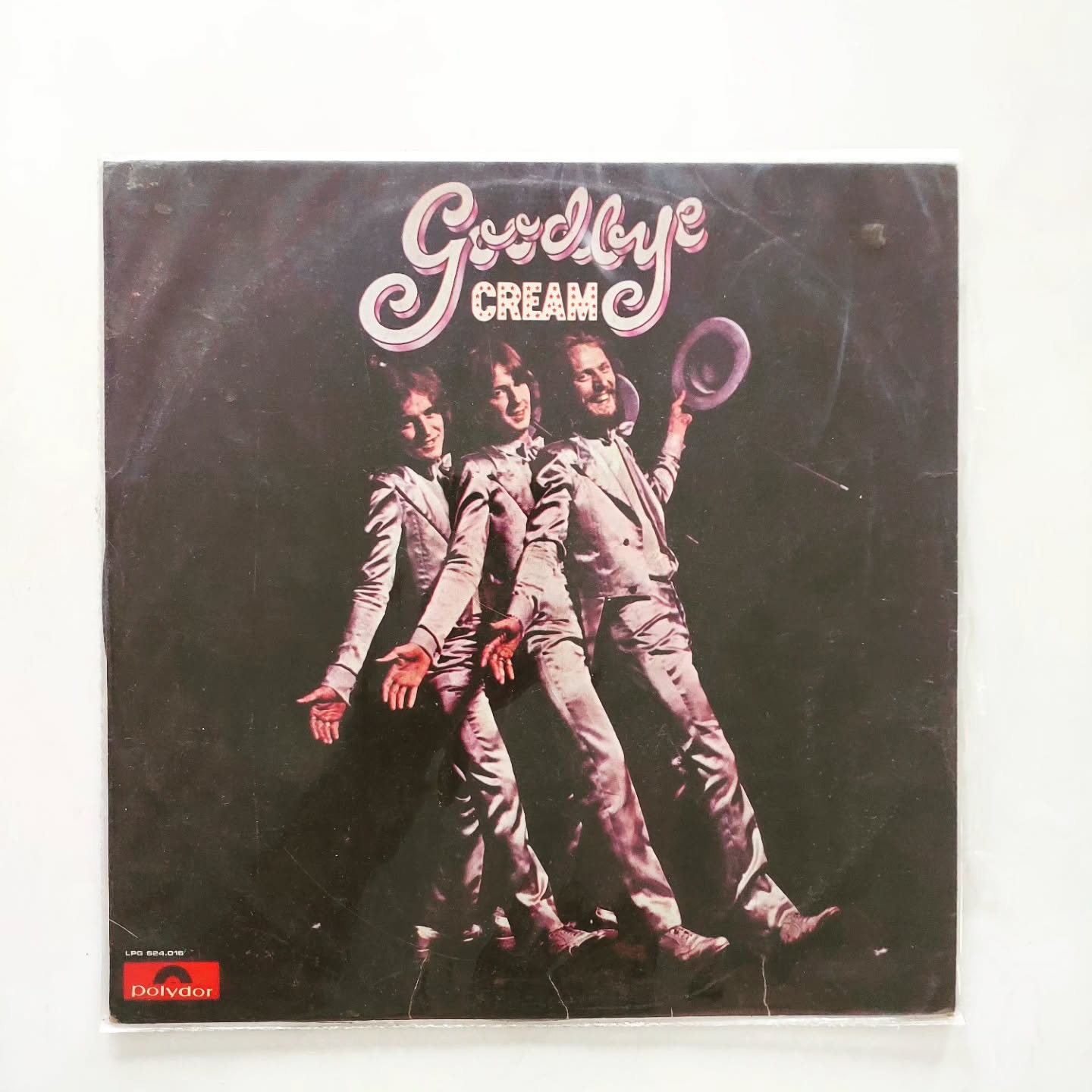 Cream – Goodbye (1969) 🎸🔥
O adeus triunfante de um dos maiores power trios do rock!
"Goodbye" foi lançado em 1969 para marcar o fim do Cream, trazendo um mix perfeito entre a energia bruta do palco e o refinamento do estúdio. Mas você sabia que o maior hit desse álbum, "Badge", quase não entrou no disco e ainda ganhou o nome por um erro de leitura? 🧐
O nome surgiu quando Eric Clapton leu errado as notas de George Harrison (que co-escreveu a música). George tinha escrito "Bridge" (ponte), mas Clapton leu "Badge". O erro virou título e a música virou história!
Curiosidade extra: George quase ficou de fora dos créditos! Por razões contratuais com a gravadora dos Beatles, ele não podia aparecer oficialmente no disco. Por isso, ele tocou guitarra rítmica em "Badge" sob o misterioso pseudônimo de "L’Angelo Misterioso". 🎭✨
✅ Destaque desta edição: Prensagem brasileira de época (Polydor), selo vermelho. Item essencial para quem busca a sonoridade crua e autêntica dos anos 60.
Tracklist de peso:
Lado 1 (Live): I'm So Glad / Politician
Lado 2 (Studio): Sitting on Top of the World / Badge / Doing That Scrapyard Thing / What a Bringdown
💰 Valor: R$ 399,00 📦 Enviamos para todo o Brasil. 📩 Chama no Direct ou link na bio para garantir essa relíquia ou saber mais sobre o estado de conservação.
#creamband #ericclapton #vinil #avozdovinil #colecionadoresdevinil