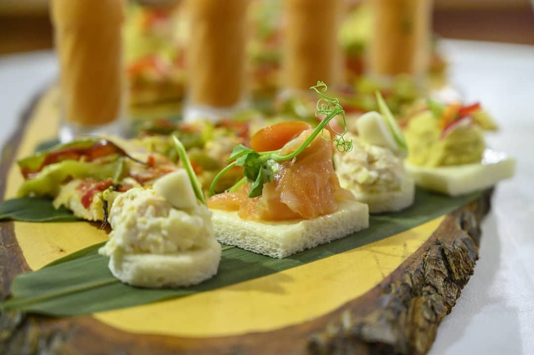 Nuestros canapés siempre son una degustación perfecta para un cocktail , ligeros y sabrosos.🍡🥂🍣
.
Our canapés are always a perfect tasting for a cocktail, light and tasty.
.
Tel. +34 664 347 680, Email: info@elcateringfrancesibiza.com
#byelcateringfrances #privateparty #cateringibiza #ibizacatering #villacatering #ibizavillas #villasinibiza #catering #privateevents #corporateevents #ibizaweddings #weddings #wedingsibiza
#luxuryservice #luxuryvilla #ibizaluxuryvillas
#eventoscorporativos #corporativosibiza
#weddingibiza #jamonero #cortadordejamon #eventosibiza #villasprivadas #foodtruck #mojitotruck #brochetasdecolor #foodporn