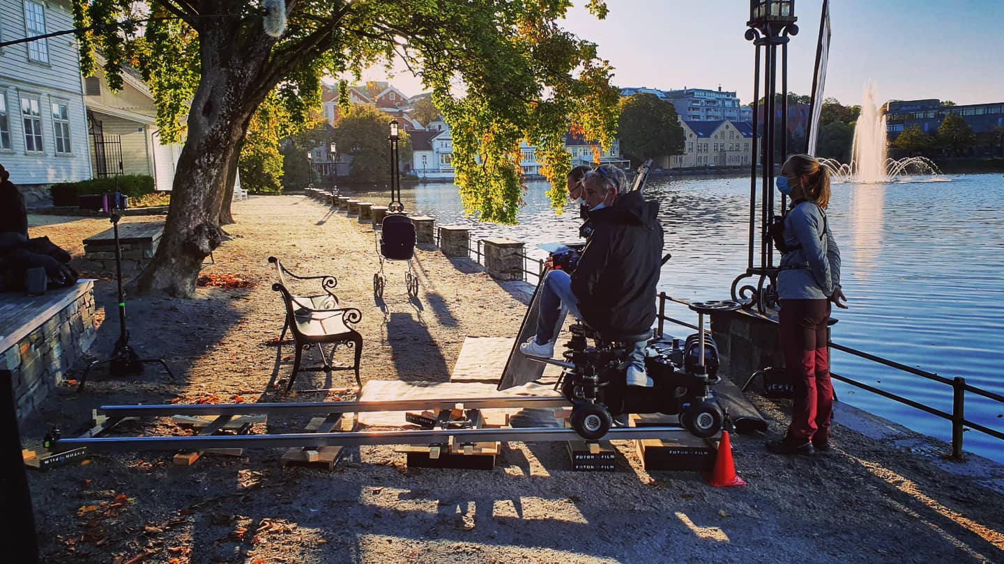 Behind the scenes of the TV series production "Lykkeland" / "State of Happiness" season 2.
Key Grip: Mikkel Brekne Munkvold
@kosemikkel
#lykkeland #nrk #stateofhappiness #foton4film #getagrip #griprigs #tvproduction #griplife
#keygrip #filmmaking
#filmproduction #filmcrew #gripset #videography #cinematography #filmmakers #gripandelectric #gripandlighting #filming #filmindustry #onlocation #behindthescenes #setlife #filmcrewlife #dollygrip #onset #gripequipment #filmmakerlife #dollytrack #dollyshot
@nrk @maipofilm