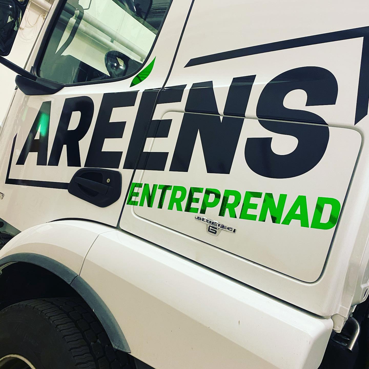 Lastbilsdekor åt Aréens Entreprenad #bildekor #transport #västerås #skyltar #areensentreprenad