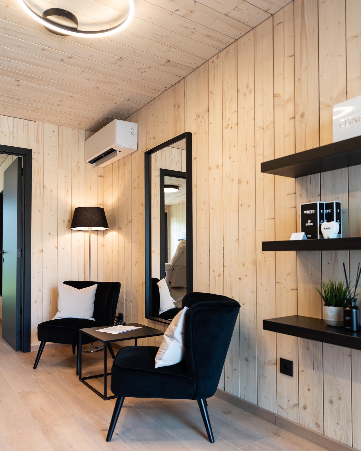 Kan je wel eens wat tijd voor jezelf gebruiken? Een momentje van ontspanning?
Bij Beauty by Eline wordt er met plezier tijd voor jou genomen terwijl je geniet van je favoriete verzorging in een gezellige, huiselijke sfeer.
Niet enkel voor huidverbeterende gelaatsverzorgingen, maar ook voor tal van andere behandelingen kan je hier terecht. Bovendien krijg je steeds persoonlijk advies over de juiste huidverzorgingsproducten.
Bovendien kan je gemakkelijk boeken via het online boekingsysteem op beautybyeline.be