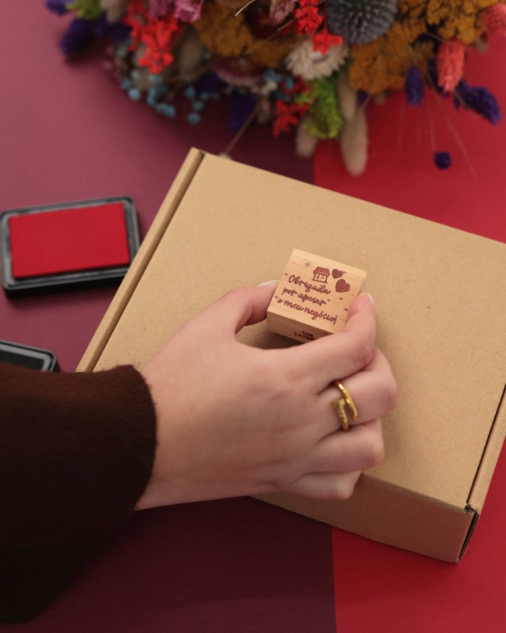 Janeiro está a acabar e por cá já pensamos no amor.
No amor às pessoas que escolhem apoiar negócios pequenos, no amor aos detalhes que dizem “obrigado” sem precisar de muitas palavras.
⠀⠀⠀⠀⠀⠀⠀⠀⠀⠀
Uma caixa, um carimbo, uma mensagem simples.
Porque no fim, branding também é isto: fazer quem recebe sentir que fez a escolha certa 💌
