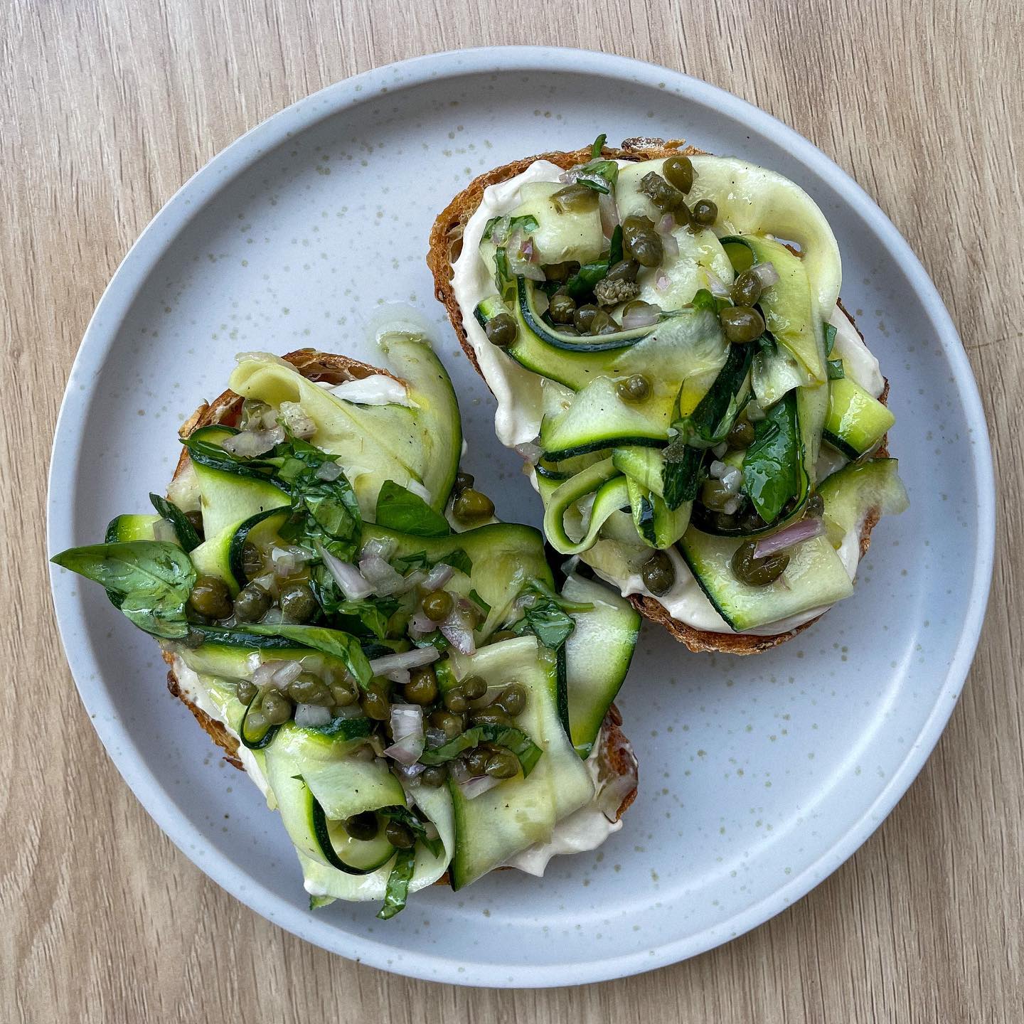 ZESTY ZUCCHINI TOAST TOPPER
🍋🍋🍋🍋
Tangy, salty, creamy and fresh. This one has it all.
Full recipe is up on the website, linked in my bio.