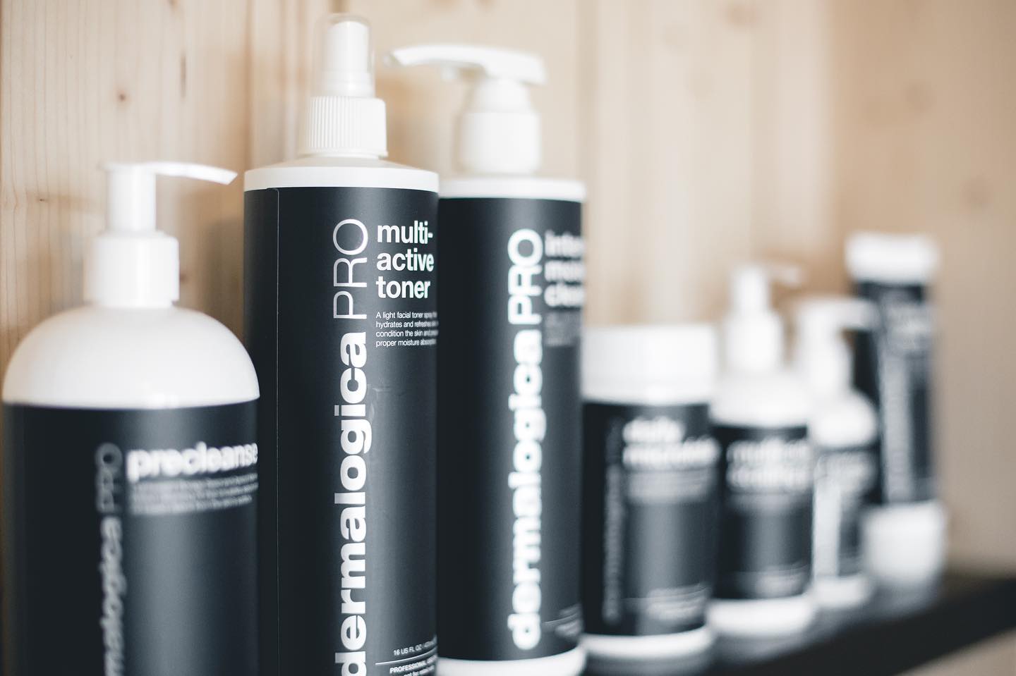 #dermalogica 🤍
Gelaatsverzorgingen bij Beauty by Eline worden steeds uitgevoerd met Dermalogica.
Dit wereldwijd gekend en gecertificeerd merk kiest uitsluitend voor hoogwaardige ingrediënten, is 100% vrij van kleurstoffen, geurstoffen, minerale oliën... kortom, vrij van alles wat de huid zou kunnen irriteren of beschadigen. Dermalogica is ook niet getest op dieren.
Kom eens langs en ervaar zelf welk verbluffend effect deze producten zullen hebben op uw huid. U zal er nog heel lang van nagenieten...