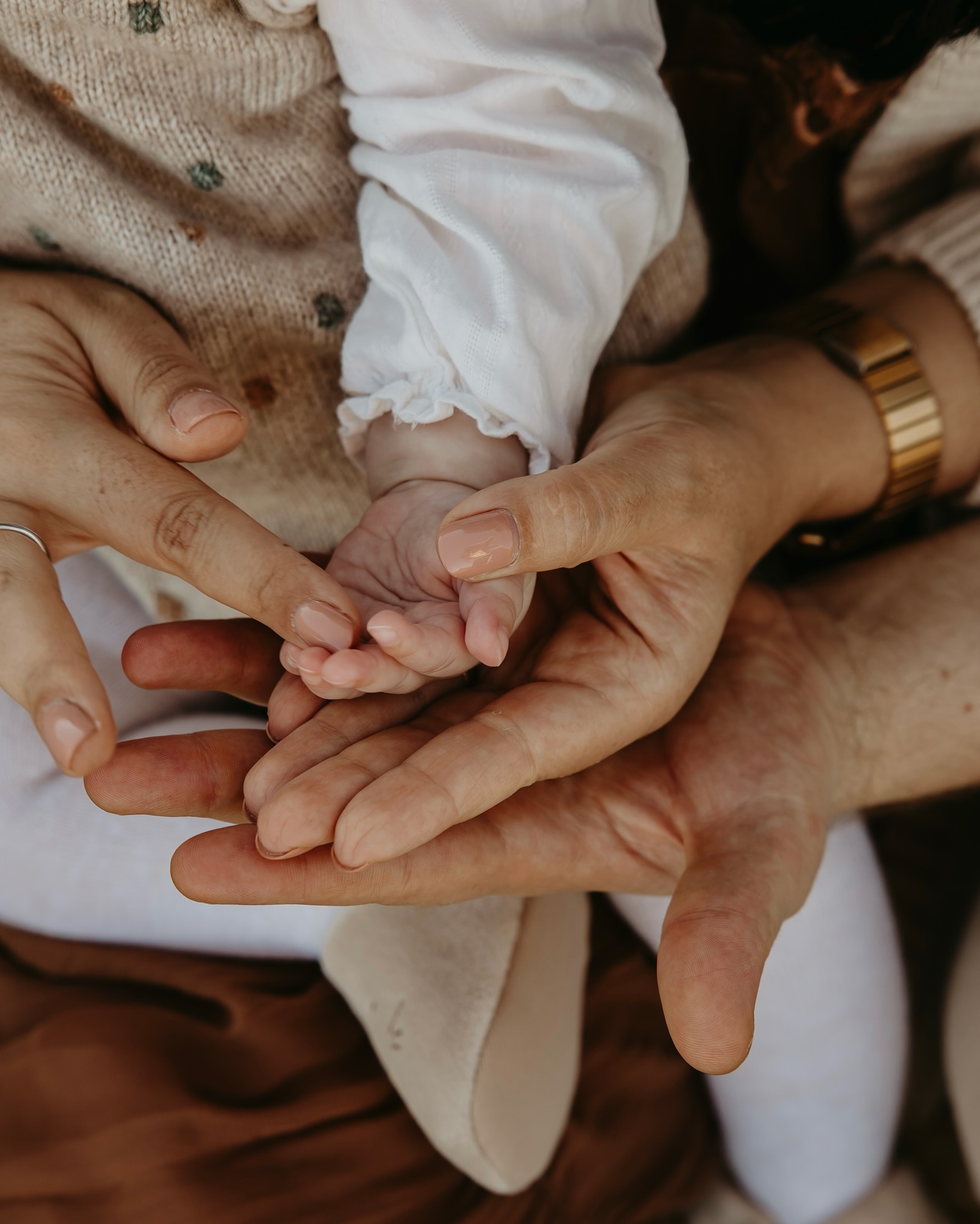 para os mais distraídos o que fazemos por cá pode até parecer superficial, desnecessário. mas para quem o experiencia, mas sobretudo o guarda para sempre, é muito mais do que parece.
a fotografia de família é pausa, é tempo com quem importa e é memória. lembra-nos que aquele momento já foi sonho.
a fotografia de família congela fases, formas que não regressarão e expressões que não se repetem.
a fotografia de família é presença, saudade e é legado 🤍
marcamos a da tua família?