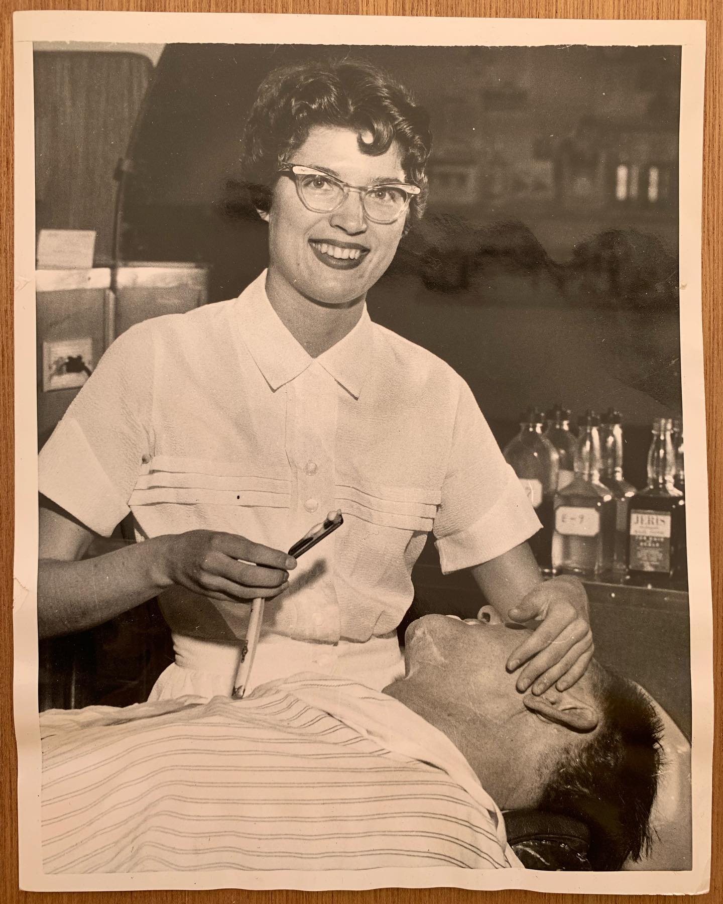 🥳Happy New Year! 🥳
#barber #ladybarber #shave #hottowelshave
#laquintabarber #straightrazor #vintagephotos #barberlove #vintageglasses #mensgrooming
#barbearia #barbeiro #barbershop
#shaving
#traditionalshave