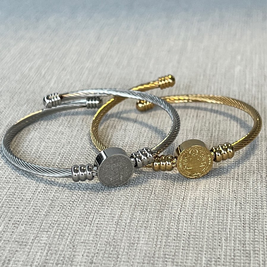 Ibiza - 0093 Pulseras San Benito de acero inoxidable.
.
.
#love
#instagood
#photooftheday
#fashion
#beautiful
#happy
#cute
#gokusshopusa #banglepulseras #stainlesssteel #luxurylifestyle #luxuryfashion #luxuryaccessories #giftideas #fashionitems #bracelets #stainlesssteel #summerfashion #shoponline #handmadewithlove
#joyasaceroinoxidable
#laminadoenplata #orlandoflorida #coralspringfl
#joyas