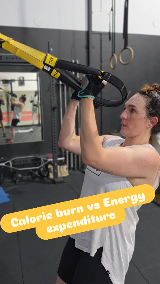 🚴♂️Do you know the difference between calorie burn and energy expenditure?
🧗Calorie burn is the number displayed on watches, gym machines and fitness apps.
It represents an estimate of energy used during the exercise session only.
This estimate is calculated mainly from:
✅️heart rate
✅️exercise duration
✅️body weight
✅️generic activity algorithms
🔥Because of that, calorie burn reflects immediate physiological demand, not the total cost of the training session.
🏋♀️🏋♂️Energy expenditure, on the other hand, is the total cost of the session and its consequences, including:
➡️energy used during the workout
➡️post-exercise oxygen consumption (EPOC)
➡️muscle repair and recovery
➡️hormonal and nervous system demands
➡️increased metabolic cost from maintaining muscle mass
That’s why someone can train extremely hard, feel exhausted, and still see a “low calorie burn” on the screen.
⚠️The watch measures what is easy to quantify.
The body responds to what is physiologically demanding.
Strength and hypertrophy training often show lower calorie burn during the session, but they create a higher total energy cost over hours, sometimes days after the workout.
⚡️⚡️So when the goal is fat loss or body recomposition, total energy expenditure matters far more than calories burned during the workout.