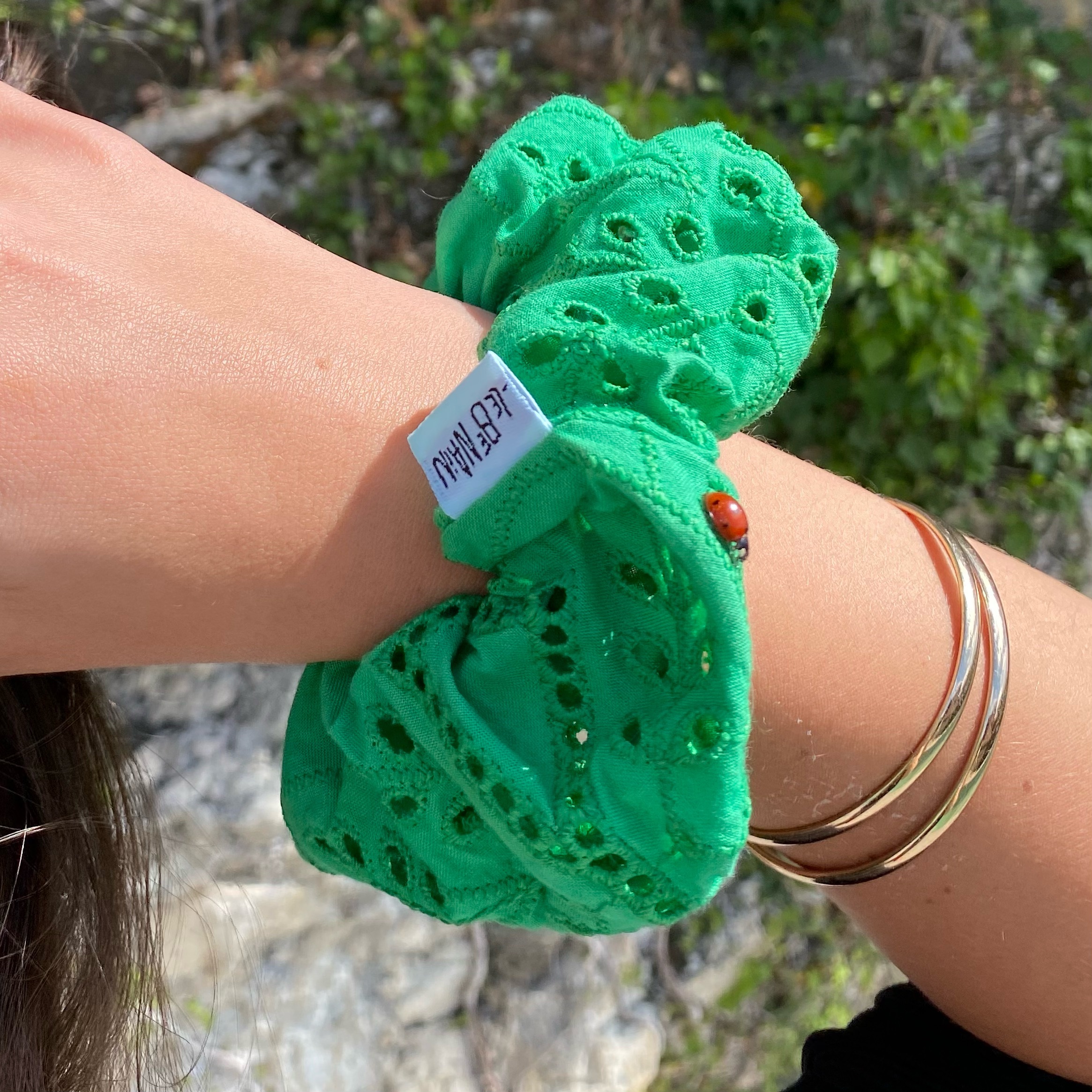 Lucky scrunchie part. 2 🐞
Online now 🫶🏻
🧚🏼♀️ Le Huitième Nain récupère des chutes de tissus d’entreprises pour éviter le gaspillage de l’industrie textile, et minimiser l’empreinte écologique créée par la production de tissu! 100% des bénéfices seront reversés à un organisme qui oeuvre pour la protection et le nettoyage des océans! 💙