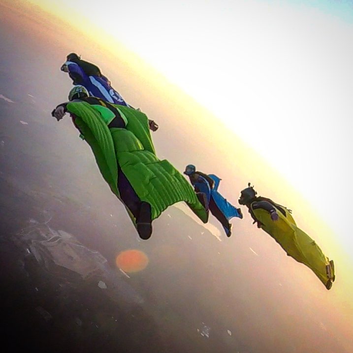 That one time we tried to break our own Ohio state record for wingsuit formation.... 2 planes and 10 jumpers on a Wednesday.
#SkydiveRicks